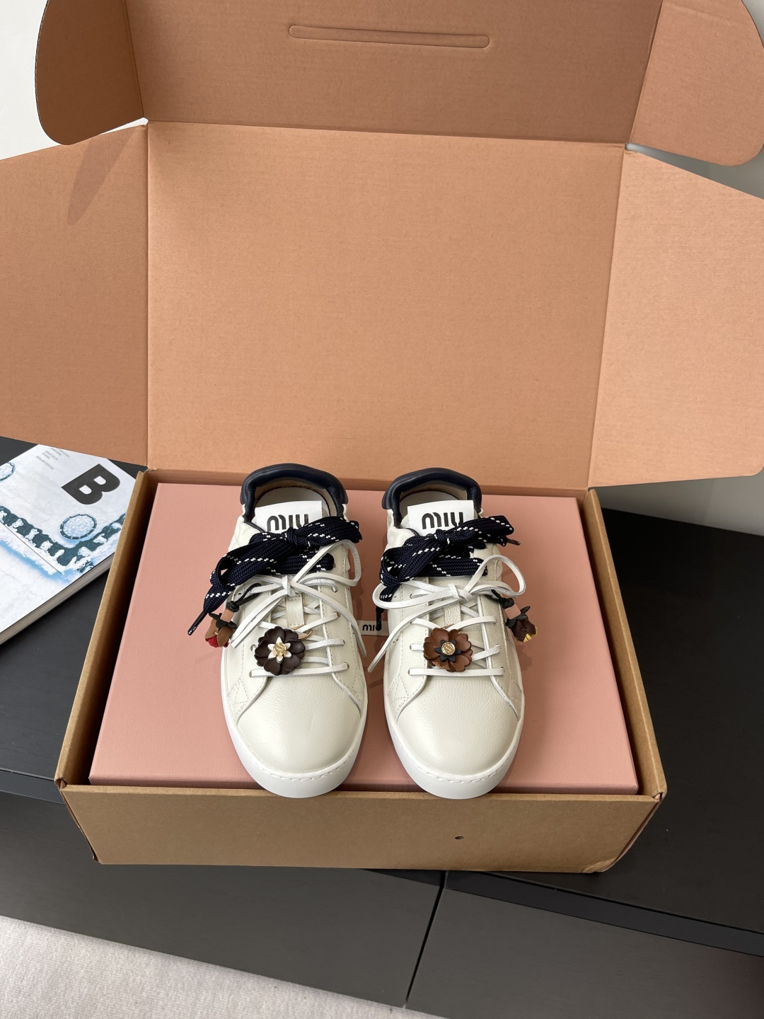 NO:467252,Purchase grade 310Miu Miu thin sole biscuit sole 25ss new British style lace-up white shoes casual shoes MiuMiu show suitable and unique color polishing technology from the Miu Miu series details close-up of the new season trend elements 1 The concept of the love at this moment Multiple collisions conveys modern style~ It looks good no matter how you wear this summer fashionista favorite It looks not very comfortable to wear It is super comfortable to wear Fabric Cowhide Inner Sheepskin Outsole Rubber Outsole Size 35-40 (40 Custom made no return or exchange), casual shoes/sports shoes, miumiu, sneakers, cowhide, sheepskin19860909代购级310Miu Miu 缪缪薄底 饼干底 25ss新款英伦风系带 小白鞋 休闲鞋 MiuMiu秀场适当独一无二的擦色工艺工艺来自Miu Miu系列的细节特写 新季的潮流要素一 此刻挚爱的概念 多元对撞 传达现代风格~ 怎么穿都好看今夏时髦精最爱 看起来不怎么舒服 上脚超级舒服 面料 牛皮 内里 羊皮 大底 橡胶大底 码数35-40（40 订做不退换）,休闲鞋/运动鞋,miumiu,sneakers,cowhide,sheepskin,Women's Shoes