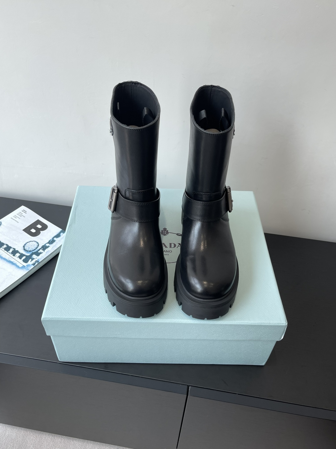 NO:468601,PRADA Classic Triangle Marker King-Fried Women's Boots Series I can't buy in winter It's definitely a hit this year. Prada boots are really awesome. The legs are so slim and the temperament is just right. The entire series uses a variety of imported materials, rubbed color and waxed calfskin, open edge beads, cowhide, cowhide, sheepskin, water dyed inner water, foam bottom light and comfortable. Number of 35-41 (40 41 customized), boots, prada, prada, boots, cowhide, sheepskin19860909PRADA 普拉达 经典三角标一脚蹬王炸女靴 冬天买不到的系列 绝对是今年的大爆款 Prada靴子真的很哇塞 上脚大气显腿瘦气质这块刚好拿捏 全系列采用多种进口材料 擦色打腊小牛皮 开边珠牛皮 牛反绒高丝光 内里水染羊皮 发泡底轻便舒适 码数35-41（40 41 订做）,靴子,prada,prada,boots,cowhide,sheepskin,Women's Shoes