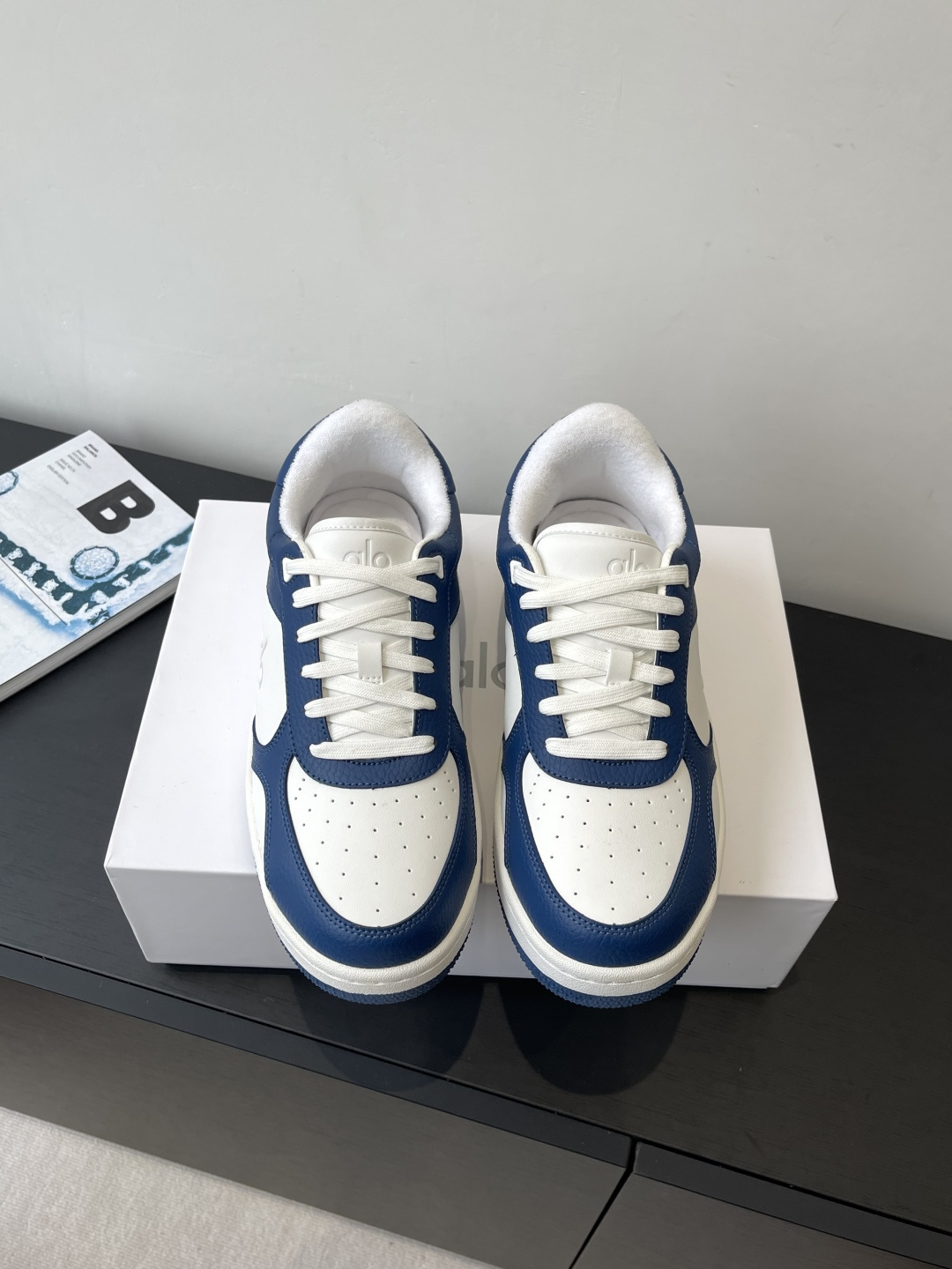 NO:468609,alo 25ss Spring and Summer latest hit, Panda color combination, thick-soled white shoes, casual sneakers, original 1:1 top version, this alo understands girls better than Nike!  Super versatile!  And super comfortable!  It's a thick bottom but it's not heavy at all on the feet!  Very lightweight!  It looks better when putting on socks!  And it is recommended by celebrities. It is a model that increases your legs and makes your legs look thinner!  Super suitable for us small girls~ The overall shoe is also a classic color-blocking contrasting design with the delicate leather texture on the upper. The fabric is made of original imported cowhide, breathable towel velvet inside, heel height 4cm, original sole open mold-proof rubber material, size 35-40 (40 customized), casual shoes/sports shoes, sneakers, cowhide19860909alo 25ss春夏最新爆款 熊猫拼色 厚底小白鞋 休闲运动鞋 原版1:1 顶级版本 这款alo比耐克更懂女生！上脚超级百搭！而且超级舒适！是厚底款但是上脚一点都不沉重！非常轻便！套上袜套搭配更好看！而且还是明星同款推荐～上脚增高显腿细！超级适合我们小个子女生～ 鞋子整体也是经典的拼色撞色设计搭配鞋面细腻的真皮纹路肌理感 面料采用原版进口头层牛皮 内里透气毛巾绒里 跟高4cm 鞋底原版开模防滑橡胶材质 码数35-40（40订做）,休闲鞋/运动鞋,sneakers,cowhide,Women's Shoes