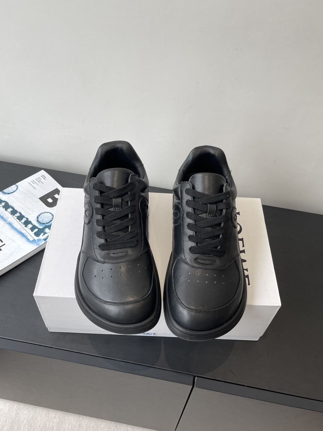 NO:469541,LOEWE 25ss leather-faced German training shoes Super Asymmetrical toe-style Classic upgraded leather as LOEWE's signature design Lightweight and flexible sole New wavy textured rubber outsole Extended to toe Upgraded soft leather lining and footbed for maximum comfort Fully open die-to-plate material Size 35-45, casual shoes/sports shoes, loewe, loewe, loewe, sneakers19860909LOEWE 罗意威 25ss皮面款德训鞋 超级棒 不对称鞋头造型 经典升级皮面款 作为LOEWE的标志性设计 轻便且灵活的鞋底 新的波浪纹理橡胶外底 延伸至鞋头 升级的柔软皮革内衬和鞋床 提供最大舒适感 全开模对版材质 码数35-45,休闲鞋/运动鞋,loewe,loewe,sneakers,Women's Shoes