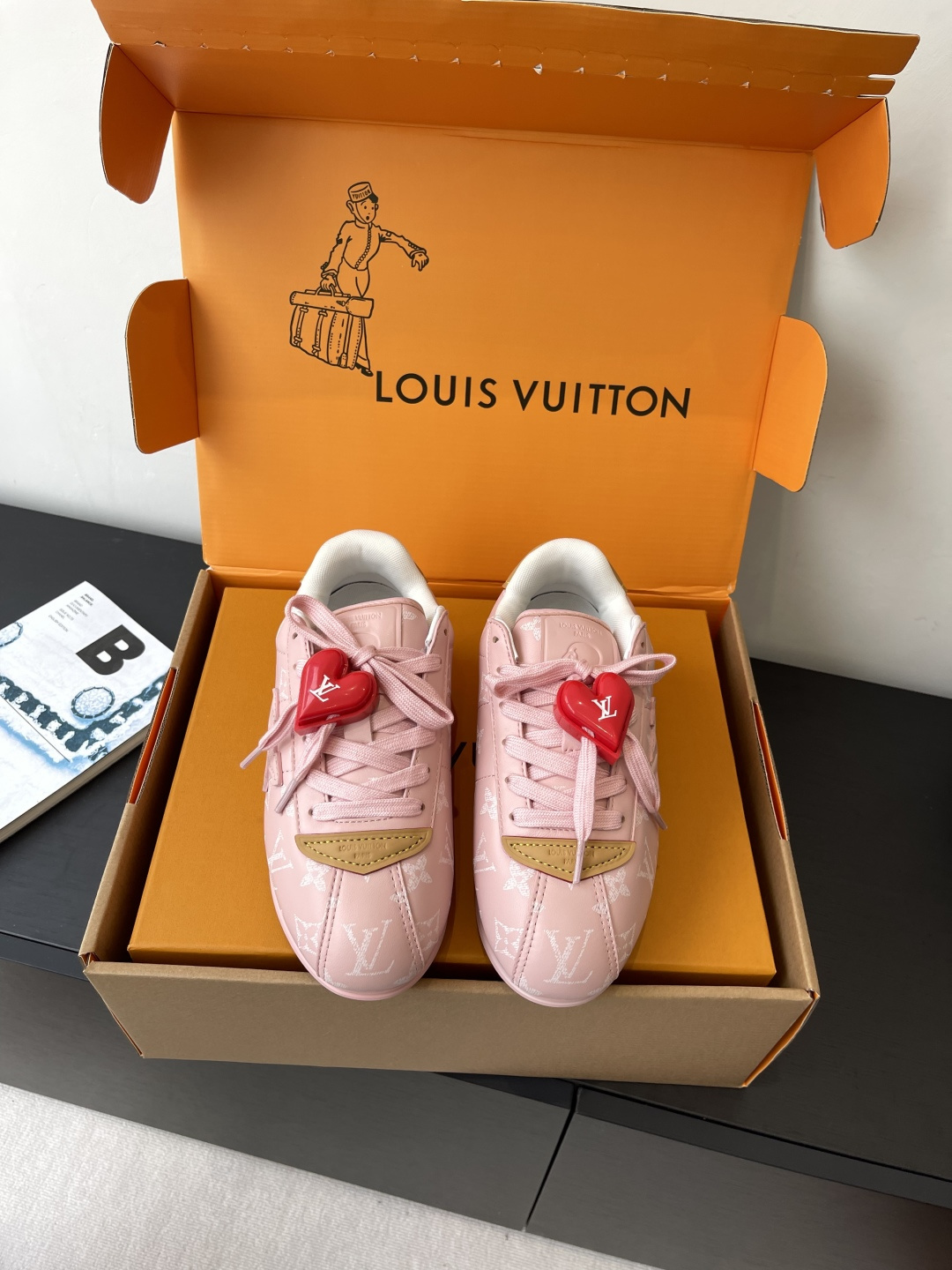 NO:470385,Women's men's Louis Vuiton Louis Vuiton Fidong's joint branding catwalk model fat den thick sole casual sports shoes Forrest Gump shoes This series includes from simple-style sneakers to eye-catching running shoes LV stands out with its iconic thick sole and modern aesthetics, while other styles use luxurious suede, leather and canvas materials. Some sports shoes are designed with futuristic designs, emphasizing functionality and comfort, and moving towards sports-style luxury shoes. Every detail is developed according to the original 1:1 Fabric Original custom-made top cowhide inner lining imported breathable mesh Sole original open mold-proof TPU material Sole thickness 3CM Size: Women's 35-40 (for women's 40 custom-made non-return) Men's 39-45 (for men's 45 custom-made non-return), casual shoes/sports, louis vuitton, louis  vuitton, louis vuitton,sneakers,cowhide,chamois leather19860909女款男款Louis Vuiton 路易威登 菲董联名 走秀款 胖丁 厚底 休闲 运动鞋 阿甘鞋 此次系列包括从简约风格的运动鞋到引人注目的跑鞋 LV 以其标志性的厚底和现代美学脱颖而出 而其他款式则采用了奢华的麂皮 皮革和帆布等材质 一些运动鞋设计富有未来感 强调功能性与舒适性 并向运动风格的奢华鞋履迈进 每个细节都按原版1:1开发 面料 原版定制头层牛皮 内里 进口透气网里 鞋底原版开模防滑TPU材质 底厚3CM 码数: 女款35-40（女40定做不退换） 男款39-45（男45定做不退换）,休闲鞋/运动鞋,louis vuitton,louis vuitton,louis vuitton,sneakers,cowhide,chamois leather,Women's Shoes