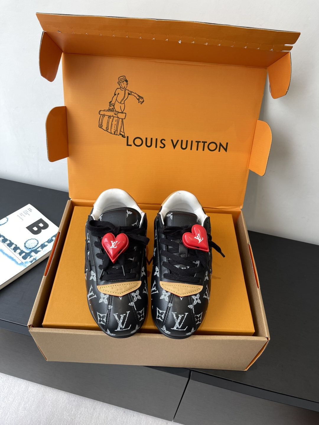 NO:470378,Women's men's Louis Vuiton Louis Vuiton Fidong's joint branding catwalk fat den thick sole casual sports shoes Forrest Gump shoes This series includes from simple-style sneakers to eye-catching running shoes LV stands out with its iconic thick sole and modern aesthetics, while other styles use luxurious suede, leather and canvas materials. Some sports shoes are designed with futuristic designs emphasize functionality and comfort and move towards sports-style luxury shoes. Every detail is developed 1:1 according to the original fabric Original custom-made top cowhide inner lining imported breathable mesh Sole original open mold-proof TPU material Sole thickness 3CM Size: Women's 35-40 (for women's 40 custom-made non-return) Men's 39-45 (for men's 45 custom-made non-return) (accessories 60), casual shoes/sports, louis  vuitton, louis vuitton, louis vuitton,sneakers,cowhide,chamois leather19860909女款男款Louis Vuiton 路易威登 菲董联名 走秀款 胖丁 厚底 休闲 运动鞋 阿甘鞋 此次系列包括从简约风格的运动鞋到引人注目的跑鞋 LV 以其标志性的厚底和现代美学脱颖而出 而其他款式则采用了奢华的麂皮 皮革和帆布等材质 一些运动鞋设计富有未来感 强调功能性与舒适性 并向运动风格的奢华鞋履迈进 每个细节都按原版1:1开发 面料 原版定制头层牛皮 内里 进口透气网里 鞋底原版开模防滑TPU材质 底厚3CM 码数: 女款35-40（女40定做不退换） 男款39-45（男45定做不退换）（配饰60）,休闲鞋/运动鞋,louis vuitton,louis vuitton,louis vuitton,sneakers,cowhide,chamois leather,Women's Shoes