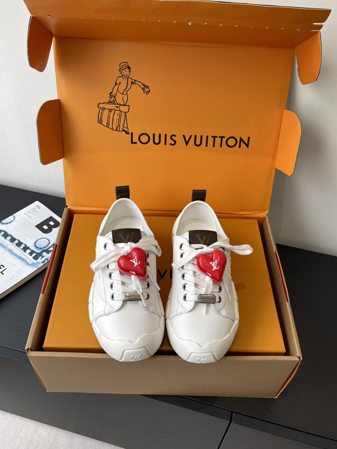 NO:470392,LV 25ss autumn and winter new thick sole casual white shoes Bubble cloud shoes The feeling of walking in the clouds futuristic design versatile and eye-catching Paired with LV Monogram embossing Technology and luxury coexist High-enhancing sole Invisible and stretched legs The thick-soled design has its own height-enhancing effect, but the shoe shape is smooth and not bulky. Small girls can easily control the imported calfskin on the upper, inner sheepskin Tpu original material Size 35-40 (40 customized) Accessories 90, casual shoes/sports shoes, louis vuitton, sneakers, cowhide, sheepskin19860909LV 25ss秋冬新款厚底 休闲小白鞋 Bubble 云朵鞋 漫步云端的感觉 未来感设计 百搭又吸睛 搭配LV Monogram压纹 科技感与奢华感并存 增高鞋底 隐形拉长腿型 厚底设计自带增高效果 但鞋型流畅不笨重 小个子女生 能轻松驾驭鞋面进口小牛皮 内里羊皮 Tpu原版材料 码数35-40（40订做）配饰90,休闲鞋/运动鞋,louis vuitton,sneakers,cowhide,sheepskin,Women's Shoes
