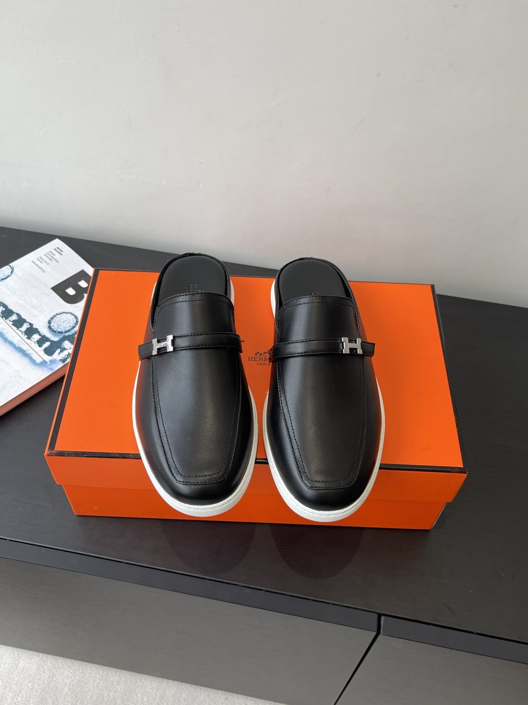 NO:475992,Women's model Hermes 25 new arrival~ Couple model Muller slippers H-h-home round toe Muller trailer is the first model. It has a stronger wrapping feeling on the feet and is more heeled when walking. Upper imported suede inner sheepskin sole original open mold rubber outsole size 35-45 (45 custom made without return or exchange), semi-drag, hermes, hermes, slippers, sheepskin, chamois leather19860909女款 男款 Hermes 爱马仕 25新品new arrival～ 情侣款 穆勒拖鞋 h家圆头造型的穆勒拖 还是第一款 上脚包裹感更强 走路更跟脚 鞋面进口麂皮 内里羊皮 鞋底原版开模橡胶大底 码数35-45（45定做不退换）,半拖,hermes,hermes,slippers,sheepskin,chamois leather,Women's Shoes