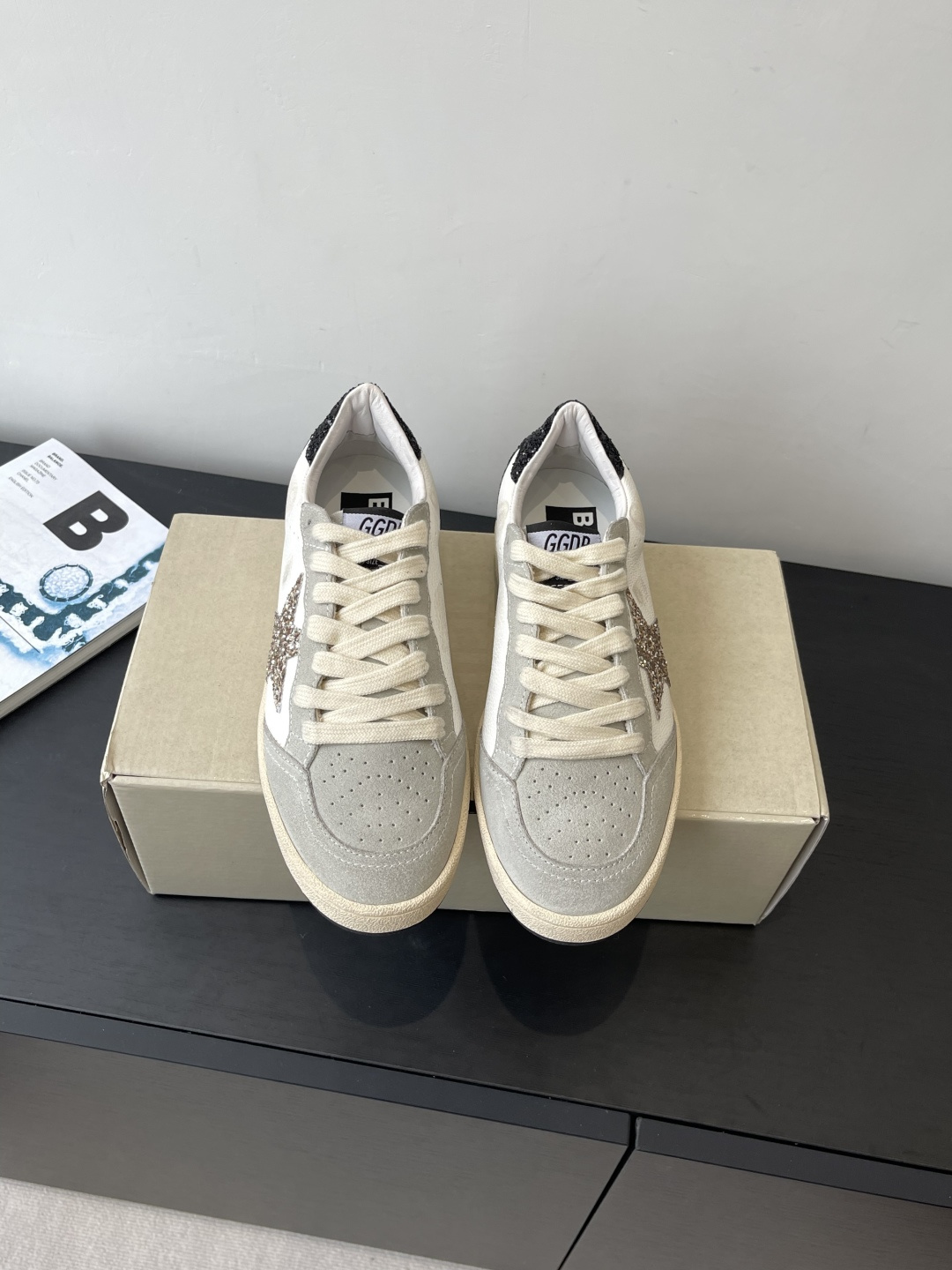 NO:478082,Top version Women's model Men's model GGDB True Star Brand new series Retro and old Heightening stars Moral training shoes Casual small dirty shoes Couple model Original purchase and development Making goods GGDB is more popular than white shoes Breaking traditional aesthetics Small dirty shoes have achieved the demonstration of celebrity private clothes on foot. It's so versatile. No need to worry about the problem of washing shoes anymore. Original customized fabric custom made water-dyed cowhide. Imported breathable towel velvet inside. Original open mold-proof rubber outsole. Sole thickness 2.5CM. Size 35-45 (female 40, male 45, customized without return or exchange), casual shoes/sports shoes, sneakers, cowhide19860909顶级版本 女款 男款 GGDB True Star 全新系列 复古做旧 增高星星 德训鞋 休闲小脏鞋 情侣款 原版购入开发 做货 GGDB火红程度比小白鞋还要早 打破传统审美 小脏鞋做到了明星私服上脚示范 就是这么百搭 再也不用担心洗鞋的问题啦 面料原版定制定制水染牛皮 内里进口透气毛巾绒里 原版开模防滑橡胶大底 底厚2.5CM 码数35-45（女40 男45 定做不退换）,休闲鞋/运动鞋,sneakers,cowhide,Women's Shoes