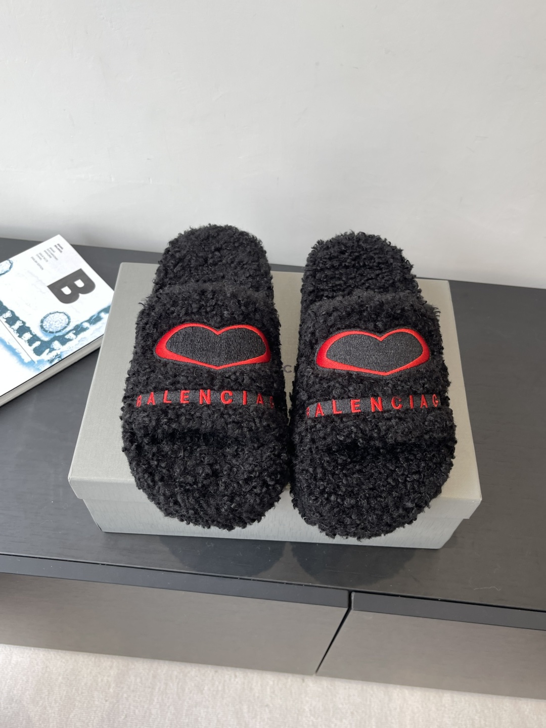 NO:482317,Thick sole Balenciaga 25ss Autumn and winter wool drag upper letter pattern Electric embroidery logo embroidery craftsmanship full of high-end feeling, very beautiful on the feet, very soft and comfortable Fabric sheep curls Original anti-slip and wear-resistant sole Sole Thick 2cm/5cm Size 35-41 (34 40 41 Custom made non-return and exchange), fur shoes, balenciaga, balenciaga, slippers19860909厚底 Balenciaga 巴黎世家25ss 秋冬 毛拖 鞋面字母图案 电绣徽标刺绣工艺 高级感满满当当 上脚特别漂亮 非常柔软舒适 面料羊卷毛 鞋底原版防滑耐磨底 底厚 2cm/5cm 码数35-41（34 40 41 定做不退换）,毛毛鞋拖鞋,balenciaga,balenciaga,slippers,Women's Shoes