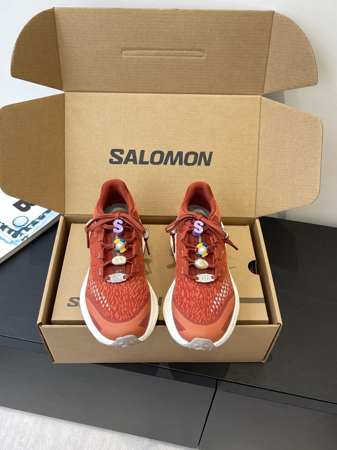 NO:478073,Top version SALOMON XT WHISPER MM6 co-branded outdoor casual sneakers Top version Original mold opening buckle New interpretation focuses on its aerodynamic appearance The iconic white and cream color bring urban style. The other pair is made of pure black to highlight the textured details. The iconic sneakers are refined into a new urban classic to bring silence to SALOMON. The original imported cowhide + breathable mesh inner original imported breathable mesh sole original mold opening anti-slip rubber outsole bottom thickness 4CM size 35-45 (four 40, men 45 customized) (accessories 30), casual shoes/sports shoes, masion margiela, sneakers, cowhide19860909顶级版本 SALOMON XT WHISPER 萨洛蒙 MM6联名款户外 休闲 运动鞋 顶级版本 原版开模饰扣 全新演绎的专注于其空气动力学的外观上 标志性白色与奶油色带来都市风格. 另一双则以纯粹的黑色打造 突出富质感的细节,标志性运动鞋被提炼为新的都市经典为 SALOMON 带来静谧气息 面料原版进口牛皮＋透气网面 内里原版进口透气网里 鞋底原版开模防滑橡胶大底 底厚4CM 码数35-45（女40 男45定做）（配饰30）,休闲鞋/运动鞋,masion margiela,sneakers,cowhide,Women's Shoes