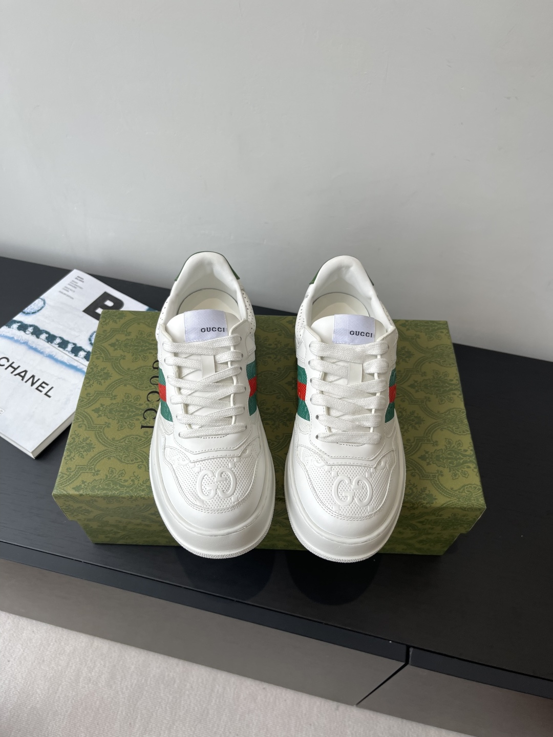 NO:481004,Women's Gucci new color white shoes, invincible and beautiful and easy to wear cookie shoes, very versatile and super light, retro feel, thick sole, height increases and legs longer, original custom imported cowhide, punching process, water dyed sheepskin, TPU outsole, size 35-45 (female 40, 45 customized for men), casual shoes/sports shoes, gucci, sneakers, cowhide, sheepskin19860909女款 男款Gucci 新色小白鞋 无敌好看又好穿的饼干鞋 很百搭又超级轻 复古感十足搭配厚底 增高显腿长 面料原版定制进口牛皮 冲孔工艺内里水染羊皮里 TPU大底 码数35-45（女40 男45定做）,休闲鞋/运动鞋,gucci,sneakers,cowhide,sheepskin,Women's Shoes