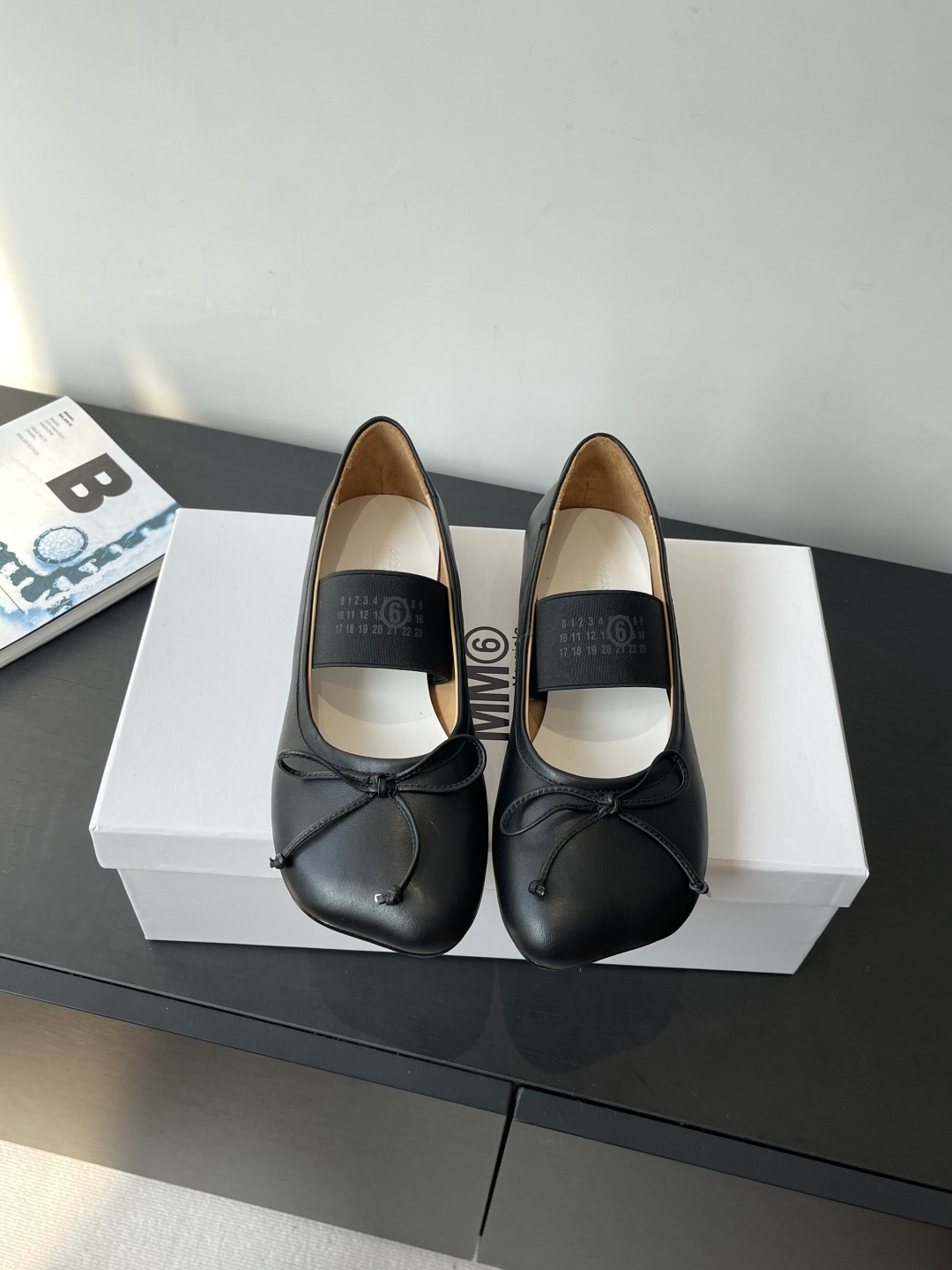 NO:482326,MM6 Magila 25ss latest bow shoes, classic diagonal square toe retro color design, high-end and decent, can be beautiful when worn, brand elastic band design embellishment, adds a gorgeous and romantic feeling, it is easy to be attracted at a glance, matched with a wide range of occasions, can show elegant charm and temperament, upper material, cowhide, sheepskin, leather soles, size: 35-39 (34.40 custom made without return), ballet shoes, masion margiela, masion margiela, cowhide, sheepskin, Leather soles19860909MM6 马吉拉 25ss最新蝴蝶结单鞋 经典斜方头复古擦色设计 高级又不失体面 怎么穿都能美美的出街 品牌弹力带设计点缀 更增添了份华丽浪漫感很容易一眼就被吸引 搭配场合也挺广泛的日常或者派对活动都能展现优雅的魅力气质 鞋面材质牛皮面松紧带设计 羊皮垫脚 真皮大底 码数: 35-39 (34.40定做不退换),芭蕾舞鞋,masion margiela,masion margiela,cowhide,sheepskin,Leather soles,Women's Shoes