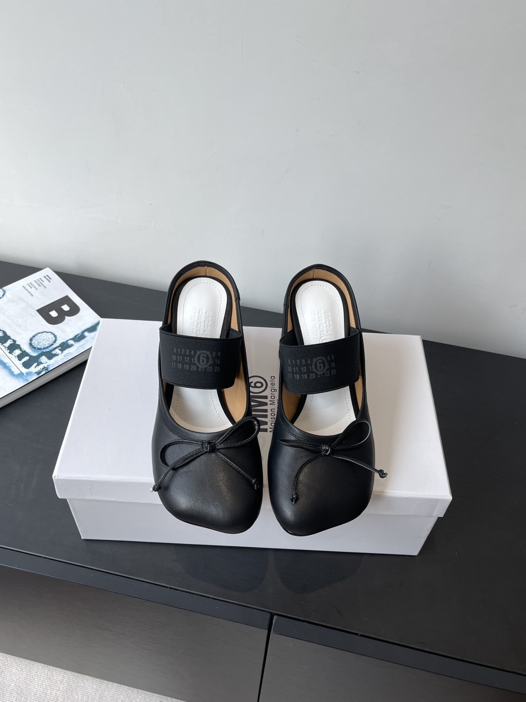 NO:482331,Cowhide MM6 Magila 25ss latest high heel apple head bow single half slippers Classic diagonal toe plus cylindrical heel, high-end and decent, can go out beautifully no matter how you wear it. Full of temperament, brand elastic belt design embellishment, adds a gorgeous and romantic feeling, it is easy to be attracted at a glance, matched with a wide range of occasions, can show elegant charm and temperament in daily life or party activities. Upper material fabric/cowhide elastic belt design, sheepskin footbed, genuine leather soles, heel height 5 cm Size: 35-39 (34.40 custom made without return), ballet shoes, masion margiela, masion margiela, slippers, cowhide, sheepskin, Leather soles19860909牛皮面 MM6 马吉拉 25ss最新高跟苹果头蝴蝶结单鞋半拖鞋 经典斜方头加圆柱跟 高级又不失体面 怎么穿都能美美的出街 气质满满 品牌弹力带设计点缀 更增添了份华丽浪漫感很容易一眼就被吸引 搭配场合也挺广泛的日常或者派对活动都能展现优雅的魅力气质 鞋面材质布面/牛皮面松紧带设计 羊皮垫脚 真皮大底 跟高5厘米 码数:35-39 (34.40定做不退换),芭蕾舞鞋,masion margiela,masion margiela,slippers,cowhide,sheepskin,Leather soles,Women's Shoes