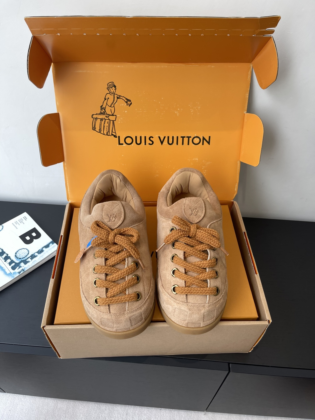 NO:480994,Top version Louis Vuotton 2025 autumn and winter fat sneakers Lv YETI chubby and dumb, ugly and super cute, bear's paw soles are also very cute, based on suede leather, partially imprinted Nigo's reinterpretation of LV Damier patterns, cleverly echoing the Chinese tradition of taking off shoes, aesthetics incorporate Chinese street genes, palm print rubber outsole hidden LV letters and Monogram flowers, delicate craftsmanship made in Italy shows the brand's heritage in comfortable slippery shoes Size: 35-45, casual shoes/sports shoes, louis vuitton, louis vuitton, sneakers, cowhide19860909顶级版本 Louis Vuotton 2025秋冬胖丁运动鞋 Lv YETI 胖嘟嘟哒 样子丑荫超级可爱 熊掌鞋底也是很可爱 以绒面牛皮革为基底 局部压印Nigo重绎的LV Damier图案,巧妙呼应中国入室脱鞋传统 美学融入中国式街头基因 掌印橡胶外底暗藏LV字母与Monogram花卉 意大利制造的细腻工艺 在舒适便鞋型里尽显品牌底蕴 码数:35-45,休闲鞋/运动鞋,louis vuitton,louis vuitton,sneakers,cowhide,Women's Shoes