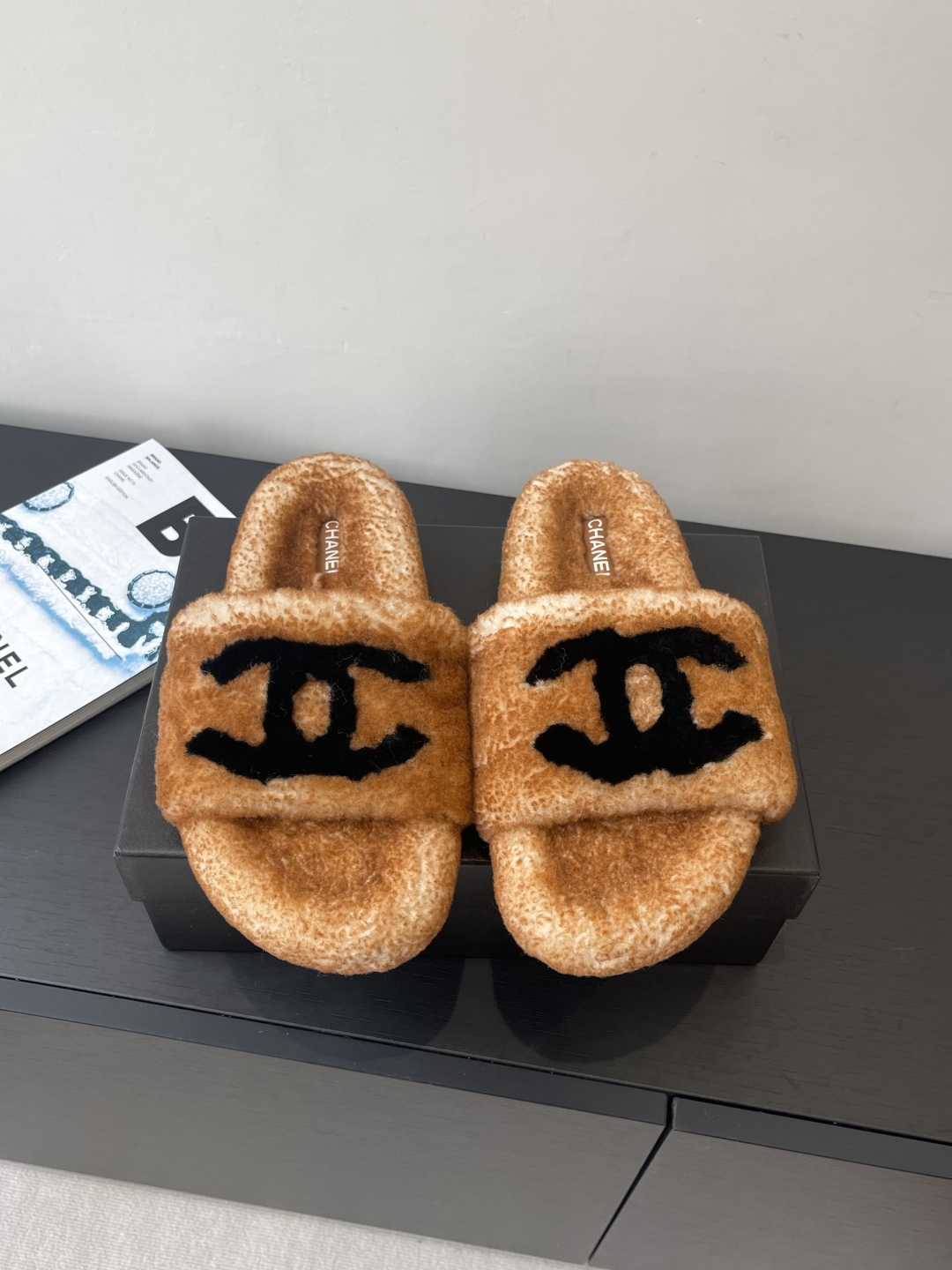 NO:482313,Chanel Chanel 25ss autumn and winter new style, two-color fur drag Chanel thick-soled lazy fashion, leisure style series trendy fur drag Fabric genuine leather lamb wool inner leather lamb wool foot pad genuine leather lamb wool wear-resistant non-slip rubber outsole Size 35–42 (41 42 customized), fur shoes and slippers, chanel, chanel, slippers19860909Chanel 香奈儿 25ss秋冬新款 双色毛拖 香奈儿厚底懒人时尚 优闲风系列潮款毛毛拖 面料真皮羊羔毛 内里真皮羊羔毛 垫脚真皮羊羔毛 耐磨防滑橡胶大底 码数35–42（41 42订做）,毛毛鞋拖鞋,chanel,chanel,slippers,Women's Shoes