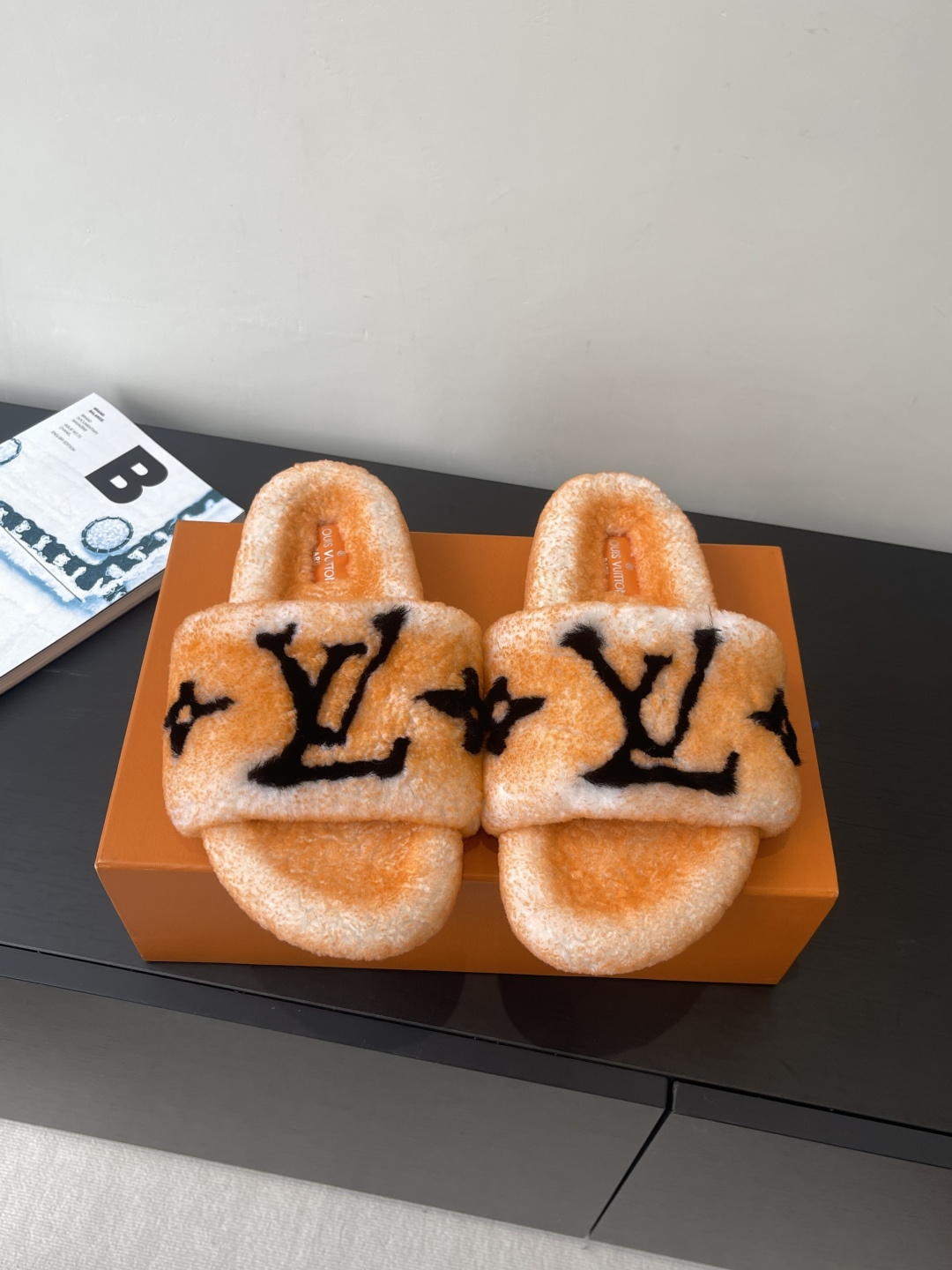 NO:482309,Louis Vuitton Autumn and Winter New Wet Shoes This Paseo Comfort Flat-sole wool is made of delicate wool as a wide range. Letters and Monogram flowers are wrapped with soft and warmth. Paired with a light tread rubber outsole, suitable for indoor and outdoor wear. Super warm feeling. It feels like stepping on a cloud when worn. The whole wool is made in one piece, exquisite and high-end, making the price of this pair of wool increases sharply. The size is 35-40 (customized for 41.42), fur shoes and slippers, louis vuitton, louis vuitton, slippers19860909Louis Vuitton 路易威登 秋冬新款 毛毛鞋  本款 Paseo Comfort 平底毛拖采用细腻羊毛为宽幅 字母和 Monogram 花卉 再以羊毛鞋底围裹轻柔暖意 搭配轻盈胎面橡胶外底,室内户外穿着皆宜 超温暖的感觉 穿上仿佛踩在云朵上 整张羊毛一体制作 精致高级 让这双毛拖身价陡增 码数35-40（41.42定做）,毛毛鞋拖鞋,louis vuitton,louis vuitton,slippers,Women's Shoes