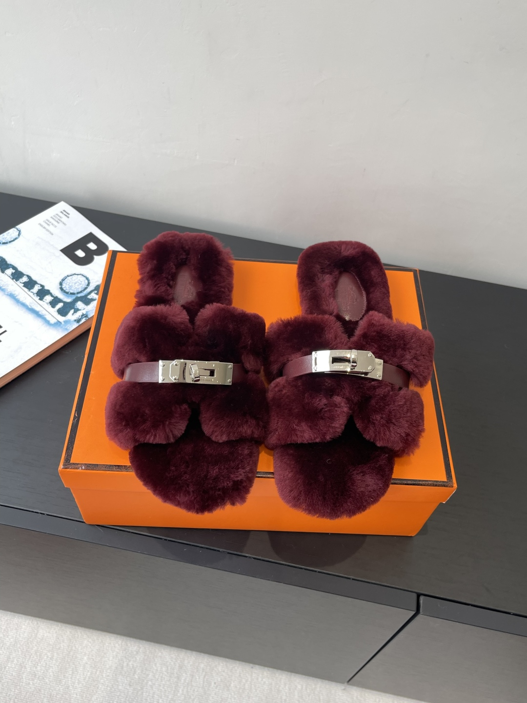 NO:482304,Hermes 25ss autumn and winter new style Teddy wool H-drag Fashion latest style Teddy wool H-drag Fall and winter flat-sole fleece on the feet Super versatile warm sole Female favorite Fabric Teddy sheep genuine leather Lining Teddy sheep genuine leather Fur Tips Material Teddy sheep genuine leather Fur Genuine leather Outsole Size 35-43 (41 42 43 customized), fur shoes and slippers, hermes, hermes, slippers, Leather soles19860909Hermes 爱马仕 25ss秋冬新款 泰迪羊毛H拖  时尚潮流最新款泰迪羊毛H拖秋冬款平底毛拖 上脚超百搭暖底 女主们的最爱 面料泰迪羊真皮毛 里料泰迪羊真皮毛 踮脚材料泰迪羊真皮毛 真皮大底 码数35-43（41 42 43订做）,毛毛鞋拖鞋,hermes,hermes,slippers,Leather soles,Women's Shoes