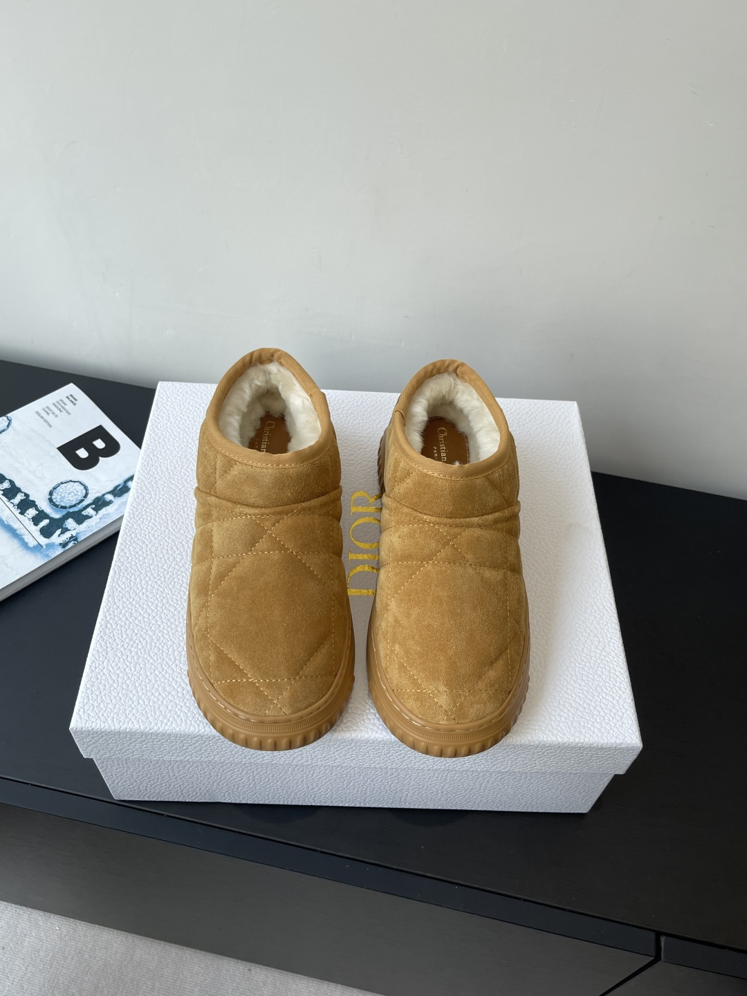 NO:483410,Dior Autumn and Winter New Snow Boots This Dior ankle boot is cleverly blended with Dior Chez Moi series elements. It is made of Oblique printed velvet Christian Dior” logo. Sheepskin fur is integrated with rope braided and Eva sole. It can be worn indoors or outdoors. It can be matched with other Dior Chez Moi items. Fabrics. Beef velvet. Inner Australian wool. Size 35-41 (customized for 40 41), snow boots, dior, dior, boots, sheepskin19860909Dior 迪奥 秋冬 新款雪地靴 这款Dior 及踝靴巧妙融合 Dior Chez Moi 系列元素 采用 Oblique 印花天鹅绒制作 Christian Dior”标志 羊皮毛一体搭配绳编与Eva 鞋底 室内或室外均可穿着 可与其他 Dior Chez Moi 单品搭配 面料 牛反绒 内里 澳洲羊毛 码数35-41（40 41定做）,雪地靴,dior,dior,boots,sheepskin,Women's Shoes