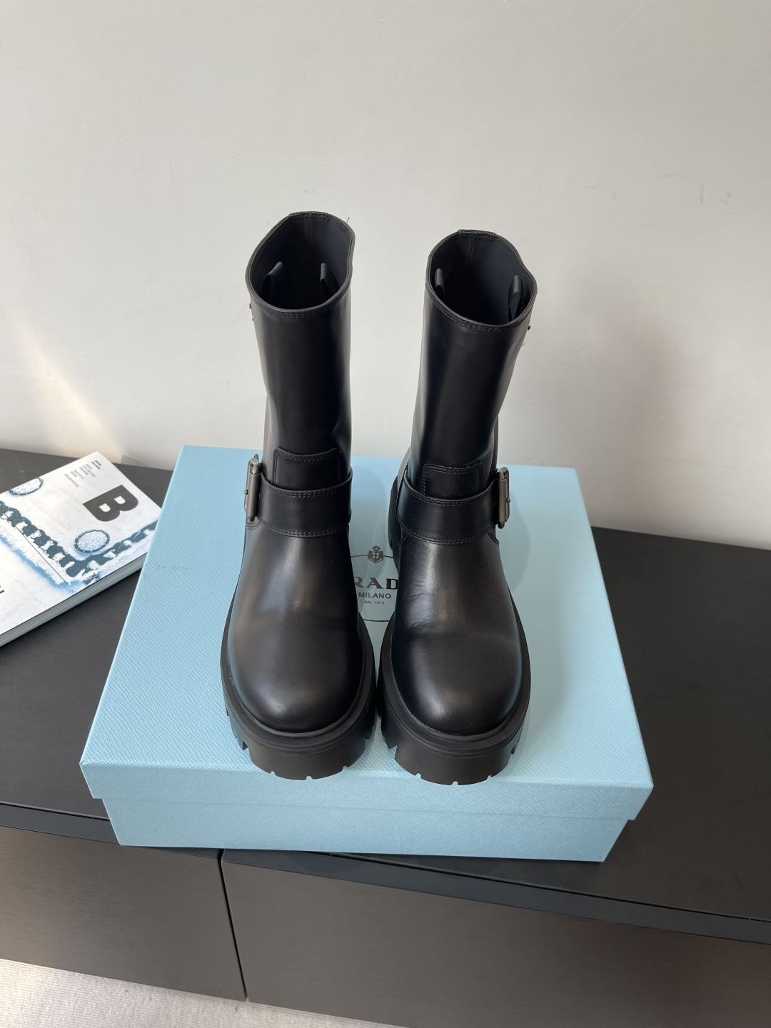 NO:484349,PRADA Classic Triangle Mark One-Pick Women's Boots Series I can't buy in winter It's definitely a hit this year. It looks so good. Prada boots are really nice. The feet are so generous and make your legs look thin. This piece is just right to get the whole series uses a variety of imported materials, rubbed and waxed calfskin, open-edge beaded cowhide, cowhide, sheepskin, water-dyed inner sheepskin, foam bottom is light and comfortable. Number of 35-41 (40 41 customized), boots, prada, prada, boots, cowhide, sheepskin19860909PRADA 普拉达 经典三角标一脚蹬 女靴 冬天买不到的系列 绝对是今年的大爆款 贼好看 Prada靴子真的很哇塞 上脚大气显腿瘦气质这块刚好拿捏 全系列采用多种进口材料擦色打腊小牛皮 开边珠牛皮 牛反绒高丝光 内里水染羊皮 发泡底轻便舒适 码数35-41（40 41 订做）,靴子,prada,prada,boots,cowhide,sheepskin,Women's Shoes