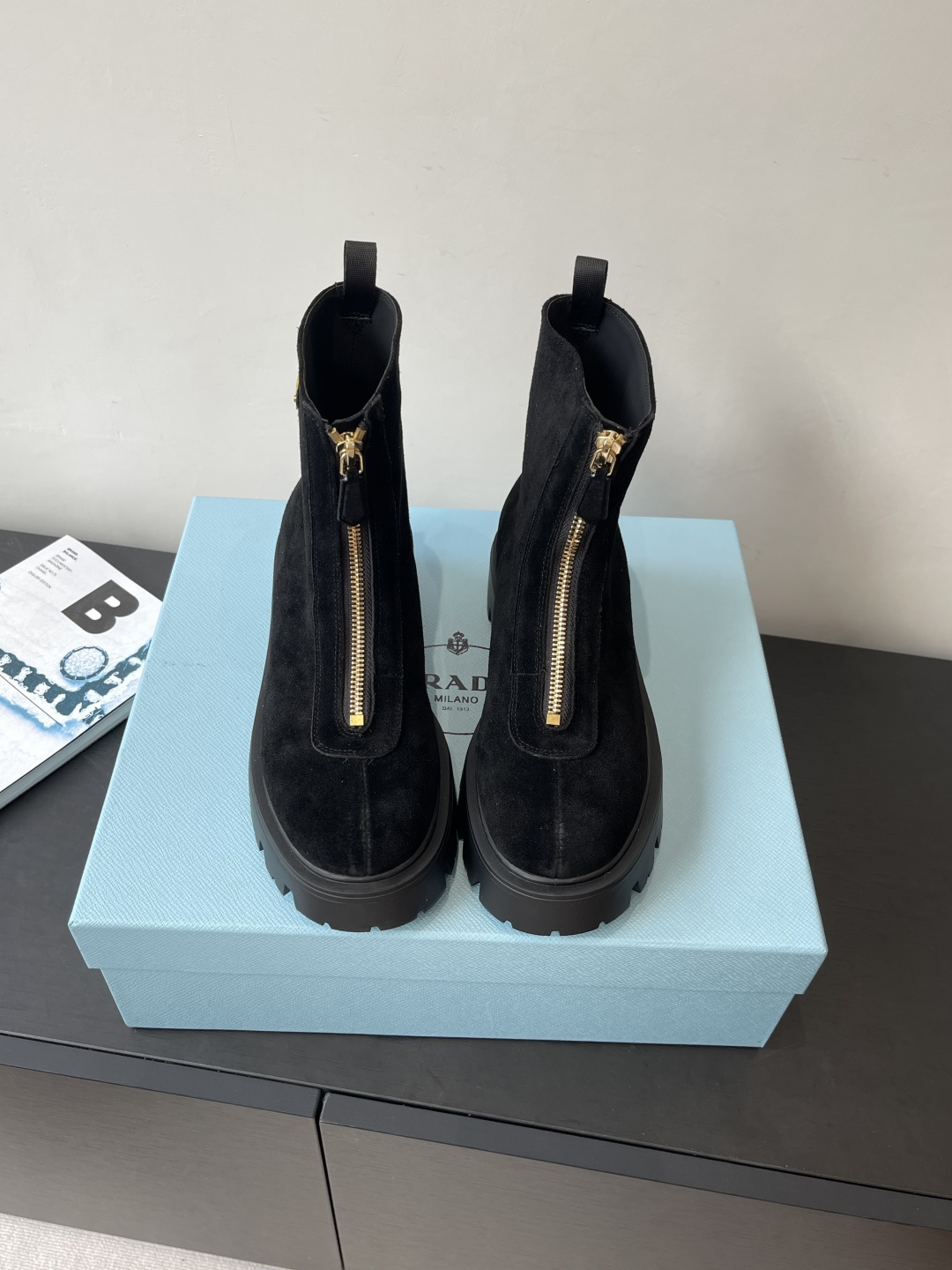 NO:484352,PRADA 25ss Prada classic triangle logo women's boots series that you can't buy in winter is definitely a hit this year. It looks great. Prada boots are really nice. The feet are so generous and make your legs look thin. This piece is just right to grasp. The upper is cowhide, the inner cowhide is original board molded and the size is 35-41 (customized for 40.41), boots, prada, prada, boots, cowhide19860909PRADA 25ss普拉达经典三角标 女靴 冬天买不到的系列 绝对是今年的大爆款 贼好看 Prada靴子真的很哇塞 上脚大气显腿瘦气质这块刚好拿捏 鞋面牛猄 内里牛皮 原板开模大底 码数35-41（40.41订做）,靴子,prada,prada,boots,cowhide,Women's Shoes