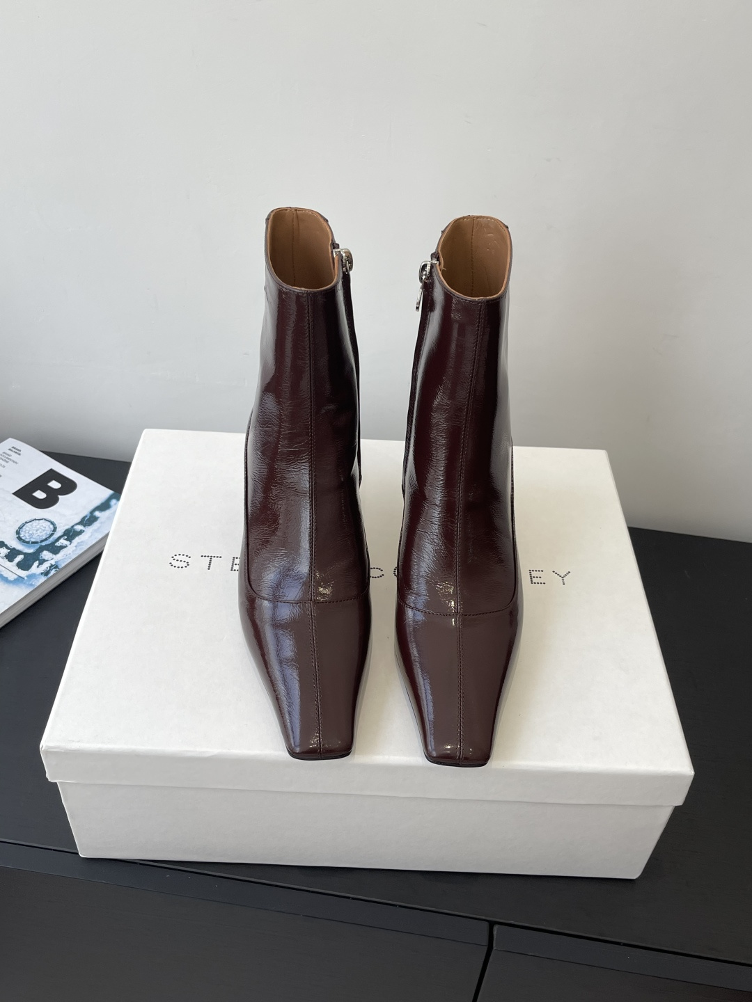 NO:486077,Stella Mccartney from the UK luxury brand Niche short boots The brand's design style is mainly British rock and sweet romance, showing the unique elegance and charm of women. The upper combines tarp and cow velvet to create a different style. Stand-shows long legs. Imported fabrics, butter leather, inner sheepskin, Italian leather outsole. Size 35-40 (40 customized), boots, cartier, boots, sheepskin, Leather soles19860909Stella Mccartney（斯特拉麦卡托尼）来自英国的奢侈品牌 小众短靴 品牌的设计风格主要以英式摇滚和甜蜜浪漫为主 展现出女性独有的优雅和魅力 鞋面将防水布和牛反绒融合在一起 打造出不一样的风格 立显大长腿 面料进口摔纹牛油皮 内里羊皮 意大利真皮大底 码数35-40（40订做）,靴子,cartier,boots,sheepskin,Leather soles,Women's Shoes