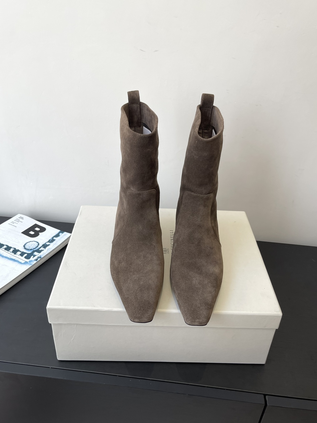 NO:486091,Suede Brunello Cucineli 25new arrival~ New autumn and winter style Square-toed Chelsea boots, handsome and comfortable on foot, you must have a pair of Bc boots in autumn and winter. BC's brand shoes design basically has no logo logo. The style is mainly beige, gray, and tones. Very low-key and luxurious. Full of high-end sense. Although it combines different materials and colors, there is no sense of incongruity. It is not exaggerated at all. Instead, it makes people feel comfortable visually. Bc's home is capable of combining different colors and materials, but there is no obvious sense of season. You can satisfy you when you put them out at any time. Suede, cowhide, sheepskin, chamois  leather19860909麂皮Brunello Cucineli 25new arrival～ 秋冬新款 方头切尔西短靴 上脚帅气舒适 秋冬一定要有一双Bc的战靴 BC家的品牌鞋子设计基本没有logo标识 风格主要以米色 灰色 色调为主 非常低调奢华 高级感满满 虽然结合了不同材质不同颜色 但是没有任何违和感 一点也不夸张 反而让人在视觉上感觉舒适 bc家就是有能力把不同的颜色和材质结合,但又不会有明显的季节感 在任何时候拿出来穿都能让你满意 鞋面麂皮 牛皮 羊皮内里 原版定制五金链条 侧拉链设计 码数35-39 (40 定做）,靴子,brunello cucinelli,chanel,boots,cowhide,sheepskin,chamois leather,Women's Shoes