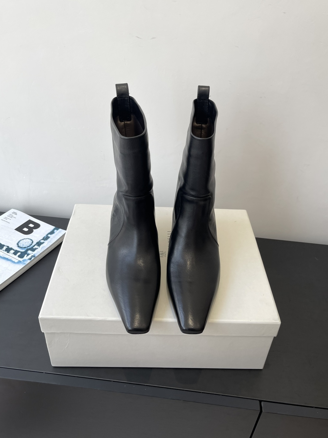 NO:486097,Cowhide Brunello Cucineli 25new arrival~ New autumn and winter style Square-toed Chelsea boots, handsome and comfortable on foot, you must have a pair of Bc boots in autumn and winter. BC's brand shoes design basically has no logo logo. The style is mainly beige, gray, and tones. Very low-key and luxurious. Full of high-end sense. Although it combines different materials and colors, there is no sense of incongruity. It is not exaggerated at all. Instead, it makes people feel comfortable visually. Bc's home is capable of combining different colors and materials, but there is no obvious sense of season. You can satisfy you when you put them out at any time. Suede, cowhide, sheepskin, chamois  leather19860909牛皮Brunello Cucineli 25new arrival～ 秋冬新款 方头切尔西短靴 上脚帅气舒适 秋冬一定要有一双Bc的战靴 BC家的品牌鞋子设计基本没有logo标识 风格主要以米色 灰色 色调为主 非常低调奢华 高级感满满 虽然结合了不同材质不同颜色 但是没有任何违和感 一点也不夸张 反而让人在视觉上感觉舒适 bc家就是有能力把不同的颜色和材质结合,但又不会有明显的季节感 在任何时候拿出来穿都能让你满意 鞋面麂皮 牛皮 羊皮内里 原版定制五金链条 侧拉链设计 码数35-39 (40 定做）,靴子,brunello cucinelli,chanel,boots,cowhide,sheepskin,chamois leather,Women's Shoes