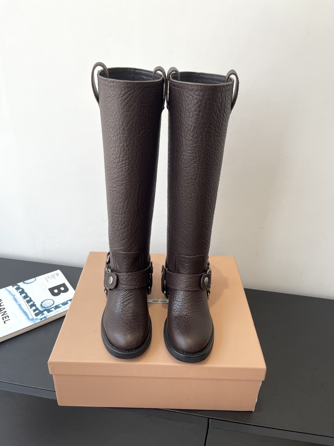 NO:486102,MiuMiu 25ss autumn and winter new products, heavy industry motorcycle rider boots, high boots, the most worth buying boots this year, no one, many internet celebrities put on their feet, miumiu is really cool and spicy this autumn and winter limited edition, the counter is very difficult to buy, it looks very hard, it looks very soft and great to wear, the foot feels great, the boots are wide, no matter the legs are thick and thin, it can be worn to create a loose feeling and it looks very straight, fabric elephant leather, inner cowhide original molded rubber sole, size 35-40 (40 custom made without return or exchange), boots, miumiu, boots, cowhide19860909MiuMiu 缪缪 25ss秋冬新品 重工机车骑士靴 高靴 今年最值得入手的靴子 没有之一 超多网红明星上脚 miumiu今年秋冬确实泰酷辣 秋冬限定款 专柜非常难买 看着很硬的样子 其实非常软巨好穿 脚感超赞 靴筒宽大 不管腿粗腿细 都能穿出宽松感而且非常显腿直 面料大象皮 内里牛皮 原版开模橡胶底 码数35-40（40定做不退换）,靴子,miumiu,boots,cowhide,Women's Shoes