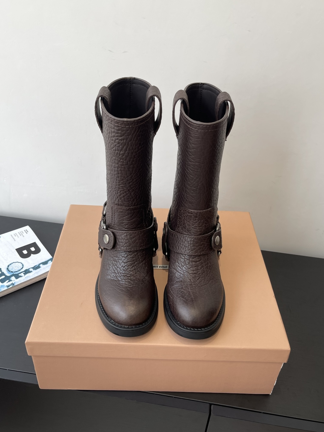 NO:486107,MiuMiu 25ss autumn and winter new products, heavy industry motorcycle rider boots, short boots, the most worth buying boots this year, no one, many internet celebrities put on their feet, miumiu is really cool and spicy this autumn and winter limited edition, the counter is very difficult to buy, it looks very hard, it looks very soft and great to wear, the foot feels great, the boots are wide, no matter the legs are thick and thin, it can be worn to create a loose feeling and it looks very straight, fabric elephant leather, inner cowhide original molded rubber sole, size 35-40 (40 custom made without return or exchange), boots, miumiu, boots, cowhide19860909MiuMiu 缪缪 25ss秋冬新品 重工机车骑士靴 短靴 今年最值得入手的靴子 没有之一 超多网红明星上脚 miumiu今年秋冬确实泰酷辣 秋冬限定款 专柜非常难买 看着很硬的样子 其实非常软巨好穿 脚感超赞 靴筒宽大 不管腿粗腿细 都能穿出宽松感而且非常显腿直 面料大象皮 内里牛皮 原版开模橡胶底 码数35-40（40定做不退换）,靴子,miumiu,boots,cowhide,Women's Shoes