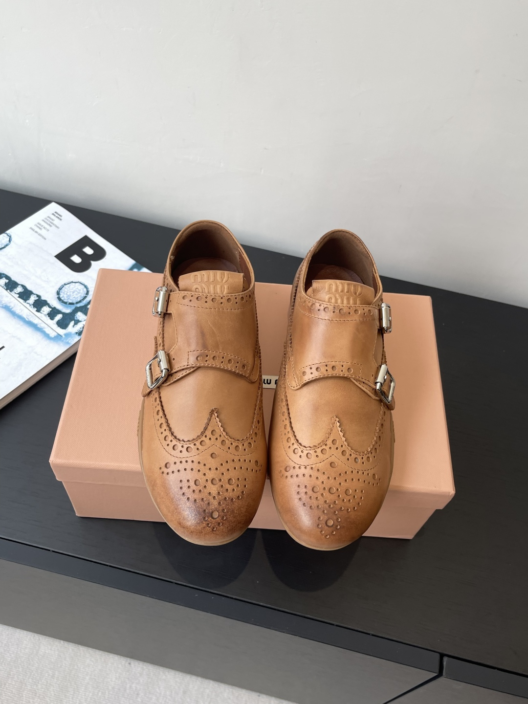 NO:486601,Miu Miu 25ss new product retro ritual training casual shoes show craftsmanship comes from the details of the Miu Miu series. Trendy elements of the new season. Concept of the love at the moment. Multiple collisions convey modern style~ It looks good no matter how you wear it. This summer's fashionable girl's favorite looks not very comfortable. Super comfortable to wear. Fabric imported cowhide. Inner sheepskin inner lining. Original sole. Size 35-40 (40 customized), casual shoes/sports shoes, miumiu, sneakers, cowhide, sheepskin19860909Miu Miu 缪缪 25ss新品 复古德训 休闲鞋 秀场工艺来自Miu Miu系列的细节特写 新季的潮流要素一 与此刻挚爱的概念 多元对撞 传达现代风格~ 怎么穿都好看今夏时髦精最爱 看起来不怎么舒服 上脚超级舒服 面料进口牛皮 内里羊皮内里 大底原版鞋底 码数35-40（40订做）,休闲鞋/运动鞋,miumiu,sneakers,cowhide,sheepskin,Women's Shoes