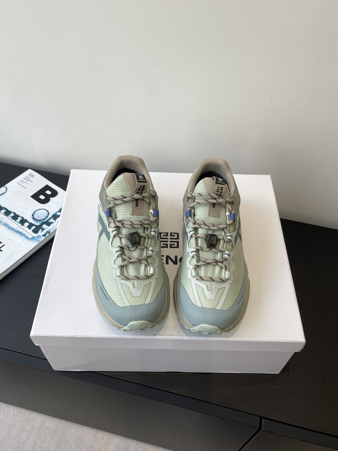 NO:486608,KAILAS KAILAS Mountain Walk 2 GTX shock-absorbing cross-country running shoes This time, the design is reconstructed by sharp ridge lines. The midsole is undulating in the shape of mountains. The shoe body is dyed with black, gray and silver, awakening the 'Lonely Power' The sole is equipped with VIBRAM MEGAGRIP wetland anti-slip sole. The LITEBASE version has a lighter foot feeling and is more suitable for cross-country running. In addition, the sole is also equipped with the unique pattern of KAILS 'Tax angle triangular flower' design. The thickness of 4mm can also help runners better lock the ground in mountainous sections where the situation changes. The shoe body is equipped with the 'GAITER HOLDER TPU' exoskeleton joint stabilization system. The TPU plates on both sides of the inside and outside lock the ankle position. The cushioning layer is lightweight.  EVA foam material can reduce the weight of the shoes by 20 to bring a more comfortable foot feeling. The upper adopts the 'JACQUARD' engineering mesh. It is characterized by thinness and breathability. The overall braid is finer and more detailed to improve the support of the upper. Suitable for cross-country running, mountain hiking, mountain climbing and other outdoor sports. Daily matching sportswear and casual wear are also very suitable. Size 35-45 (for women 40 and 45 for men 45), casual shoes/sports shoes, sneakers19860909KAILAS 凯乐石 山行2 GTX减震越野跑步鞋 本次 在设计上采用凌厉的山脊线条重构设计语言 中底轮廓呈山脉起伏状 鞋身黑灰银相染 于砂石涌动间唤醒 「孤独的力量」 鞋底配备了VIBRAM MEGAGRIP 湿地止滑大底,LITEBASE 版本的选择带来更加的轻盈的脚感 更适合越野跑 除此之外 鞋底还配备了凯乐石独特的花纹 「税角三棱齿花」设计 而 4mm 的厚度 也能够帮助跑者 在情况突变的山地路段能够更好的锁住地面 鞋身配备了「GAITER HOLDER TPU」外骨骼关节稳定系统 内外两侧的TPU 板,锁住脚踝位置 缓震层轻量化 EVA 发泡材料 可以让鞋子的重量降低 20 带来更加舒适的脚感 鞋面采用了 「JACQUARD」工程网面 特点便是轻薄、透气,整体编织的更加细密提升鞋面支撑性 适用于混合赛道的越野跑 山地徒步 登山等户外运动 日常搭配运动装、休闲装也很合适 码数35-45（女40 男45订做）,休闲鞋/运动鞋,sneakers,Women's Shoes