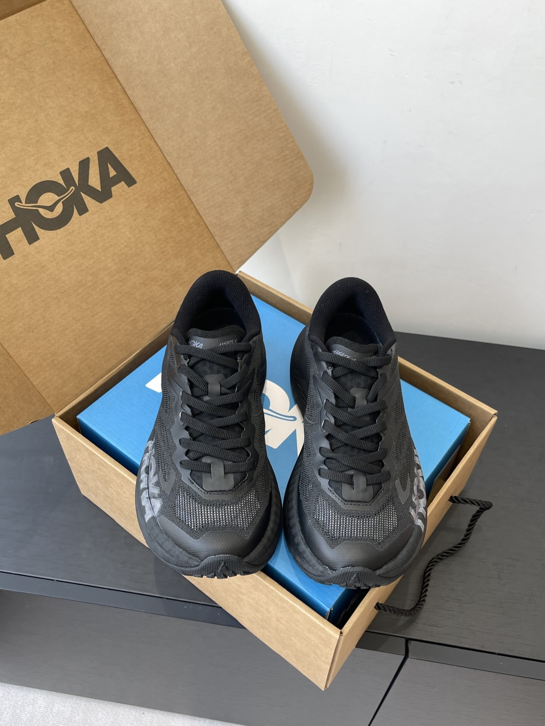 NO:486616,HOKA MAFATE X Shock Absorbing, anti-slip and wear-resistant Low-top Running shoes Sports shoes Always dedicated to providing all runners with newer and better running equipment Use a micro-curved toe design The upper is matched with simple colors to create a simple and neat appearance and outstanding foot feel The heel is treated with ankle curves and does not wear the feet. The sole is worn with rich anti-slip shading design. It can grip smoothly. This sole is thick and has higher rebound. Better cushioning performance. It brings a more dynamic and stable experience to the feet. Size 35-40 (customized for 40), casual shoes/sneakers, sneakers19860909HOKA MAFATE X 减震防滑耐磨 低帮 跑步鞋 运动鞋 始终致力于为所有跑者提供更新、更好的跑步装备 釆用微翘式鞋头设计 鞋面运用简洁的色彩进行搭配 缔造简洁利落外观和出众脚感 后跟做了贴合脚踝曲线处理 穿着不磨脚 鞋底耐磨材质搭配丰富的防滑底纹设计 可平稳抓地 此种鞋底厚、更高回弹 更好的缓冲性能 为双脚带来更具动感和稳定的体验 码数35-40（40订做）,休闲鞋/运动鞋,sneakers,Women's Shoes