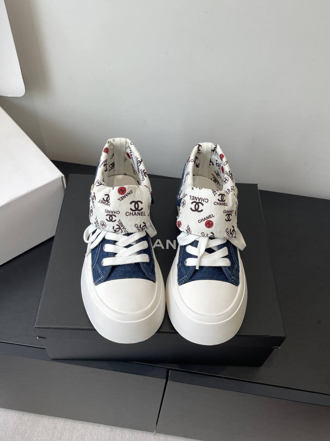 NO:488140,Chanel Chanel 25ss new autumn and winter casual shoes internet celebrity star Xiaohongshu is chasing hot promotion. The silly and cute look is a bit retro, making it look slim and long legs, and it is also comfortable to wear. Original custom canvas fabric, foot pads, 5D printed canvas, original open mold high elastic rubber sponge cake outsole size 35-39 (40 sizes custom made without return and exchange), casual shoes/sports shoes, chanel, chanel, sneakers19860909Chanel香奈儿 25ss新款 秋冬休闲鞋网红明星小红书狂追热推 发售蠢萌可爱的造型带了点复古味 显瘦显腿长 穿上也很舒服 原版订制帆布面料 垫脚 5D打印帆布 原版开模高弹橡胶松糕大底 码数35-39 (40码定做不退换),休闲鞋/运动鞋,chanel,chanel,sneakers,Women's Shoes