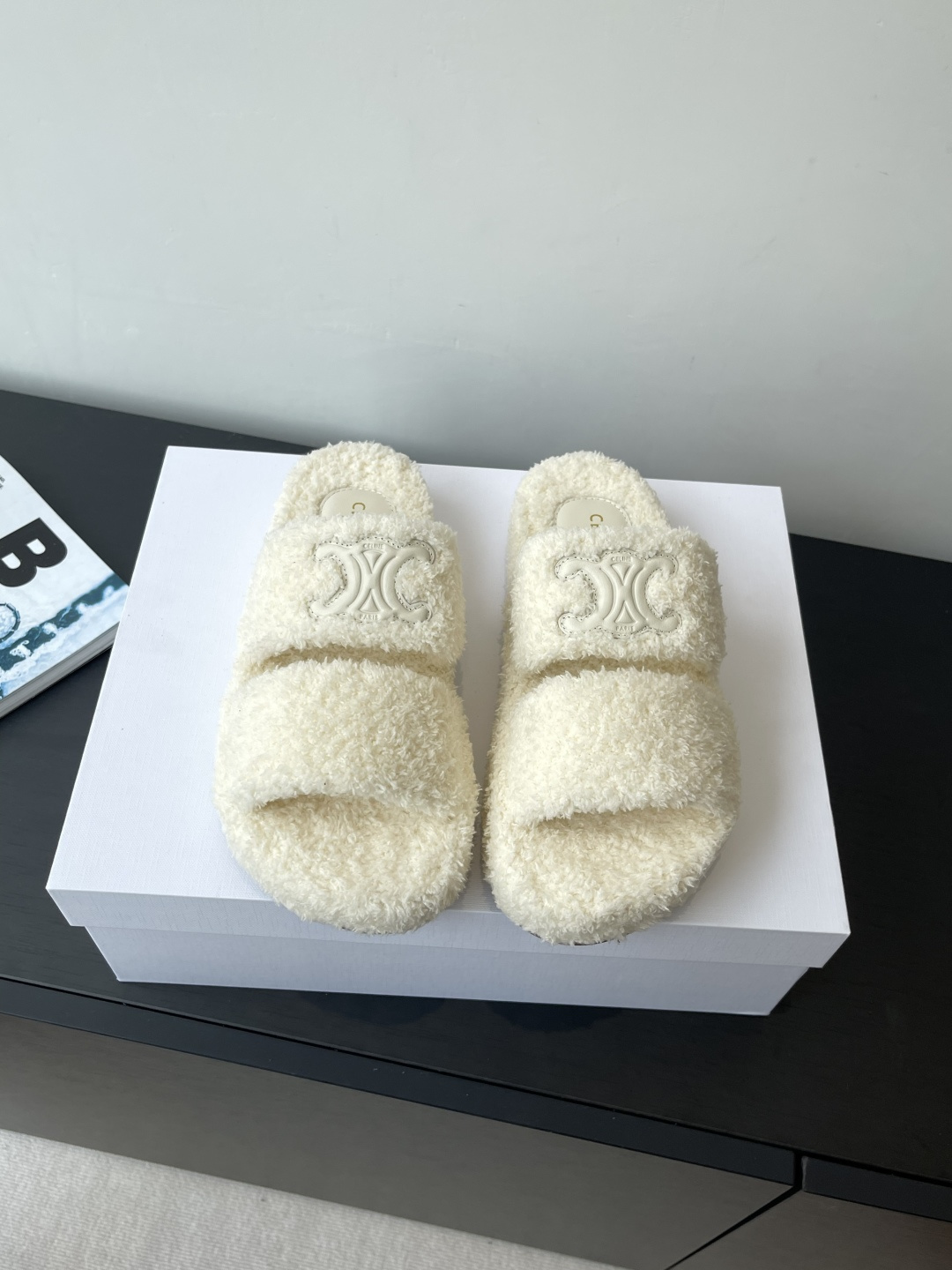 NO:490025,Celine Celine 25ss autumn and winter new products wool slippers This season's Celine made me love it again again. There are too many beautiful shoes in this season. This wool slippers really make me unable to extricate myself. The furry wool is made of European imported A-grade wool. We are consistent with the original. All the full shoes are made of pure wool and artificial wool. The outsole uses TPU material with the same size as the original. Size 35-40 (customized for 40), fur shoes and slippers, celine, celine, slippers19860909Celine 塞琳 25ss秋冬新品 羊毛拖鞋 这一季的赛琳又让我重新爱了它一次 这季节美鞋太多这款毛拖 真的是让我无法自拔真太可爱了 毛茸茸的羊毛是选用欧洲进口A级羊毛 我们做到与原版一致满鞋全部采用纯羊毛一点人造毛的成分都没有 大底选用的是与原版一样的TPU材质 码数35-40（40定做）,毛毛鞋拖鞋,celine,celine,slippers,Women's Shoes