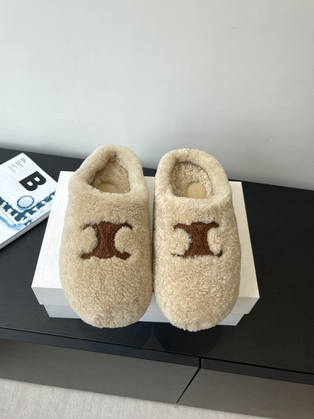 NO:490015,CELINE Autumn and Winter New Products Wool Slippers This season's Celine made me love it again again. There are too many beautiful shoes in this season. This wool drag really makes me unable to extricate myself. The furry wool is made of European imported A-grade wool. We do it consistent with the original version. All are pure wool. The original version is consistent with the TPU material. The size is 35-40 (40 customized without return or exchange), semi-dragged wool shoes, celine, celine, slippers19860909CELINE 塞琳 秋冬新品 羊毛拖鞋 这一季的赛琳又让我重新爱了它一次 这季节美鞋太多这款毛拖 真的是让我无法自拔真太可爱了 毛茸茸的羊毛是选用欧洲进口A级羊毛 我们做到与原版一致 全部采用纯羊毛 大底原版一致TPU材质 码数35-40（40定做不退换）,半拖毛毛鞋,celine,celine,slippers,Women's Shoes