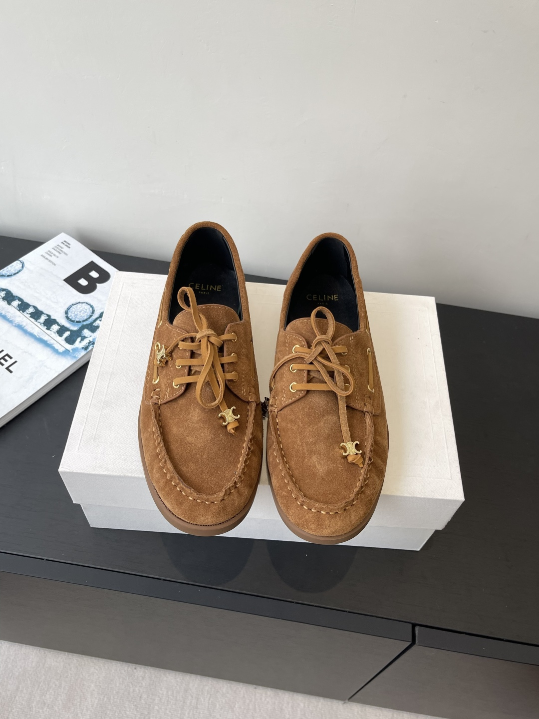 NO:490007,Celine 25ss new style, one-legged loafers, the latest new and old money style loafers, embroidered label, one-legged mules, casual shoe series, retro style classic, super versatile, simple and atmospheric, merge gentle and texture, can be matched at will, no matter skirts and trousers, the perfect beauty, all show its brand atmosphere, upper matte leather, cow soft paint, open edge beads, inner sheepskin, imported material combination rubber outsole, size 35-40 (40 custom made, no return or exchange), loafers, celine, loafers, skirts, sheepskin19860909Celine思琳 25ss 新款 一脚蹬乐福鞋 最新呈现全新老钱风乐福鞋 绣标一脚蹬穆勒鞋 休闲鞋系列 复古风经典款 超级百搭 简单大气 把温柔和质感合并 无论裙装裤装都能随意搭配 妥妥的颜霸 无不彰显它的品牌气息 鞋面磨砂皮 牛软漆 开边珠 内里羊皮 进口材质组合橡胶大底 码数35-40（40订做不退换）,乐福鞋,celine,loafers,skirts,sheepskin,Women's Shoes