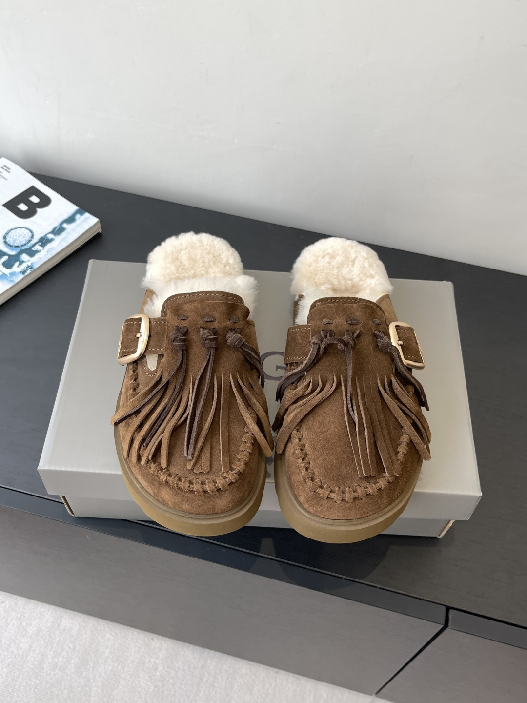 NO:489998,UGG 25ss new fashionable thick sole wool slippers snow boots, using A-class Longfeng fur integrated, the overall shoes are very beautiful, half of the fashion circle is calling it, 'This sentence is not an exaggeration at all, its shoe shape is more inclined to half support and pedal, convenient and comfortable to put on and take off, which is the favorite of many lazy cancer stars. The upper imported high mercerized reverse velvet leather, imported lamb wool, original EVA foamed sole, size 35-39 (40 customized), semi-dragged fur shoes, boots, slippers19860909UGG 25ss新款时尚厚底一脚蹬羊毛拖鞋雪地靴 采用A级隆丰皮毛一体 整体鞋子非常漂亮 半个时尚圈都在为它打call‘”这句话一点也不夸张 它的鞋型更倾向于半托一脚蹬 穿脱方便舒适 是很多懒癌星人的心头好 鞋面进口高丝光反绒皮 内里进口羊羔毛 原版EVA发泡大底 码数35-39 (40订做),半拖毛毛鞋,boots,slippers,Women's Shoes