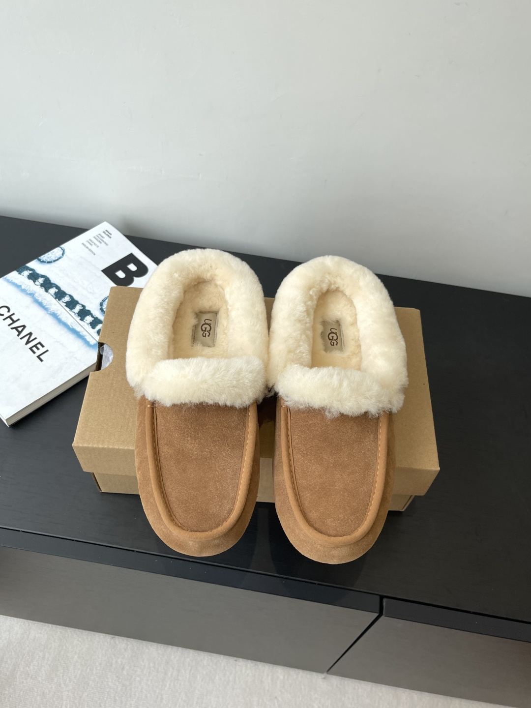 NO:489989,UGG 25ss autumn and winter new style Ansli Mules, fashionable and comfortable shallow mouth flat sole casual loafers, classic fur leather with 10mm wool lining, shoe insole, fur collar, soft and comfortable back side with UGG classic hot embossed brand logo, full texture, light rubber thin sole, non-slip, wear-resistant and comfortable size 35-40, loafers, loafers, cowhide19860909UGG 25ss秋冬新款 安思丽穆勒鞋 时尚舒适浅口平底一脚蹬休闲乐福鞋 经典翻毛牛皮搭配10毫米羊毛里衬 鞋内底 翻毛领 茸软舒适后侧饰有UGG经典热压花品牌徽标 质感满满 轻盈橡胶薄底 防滑耐磨且舒适 码数35-40,乐福鞋毛毛鞋,loafers,cowhide,Women's Shoes
