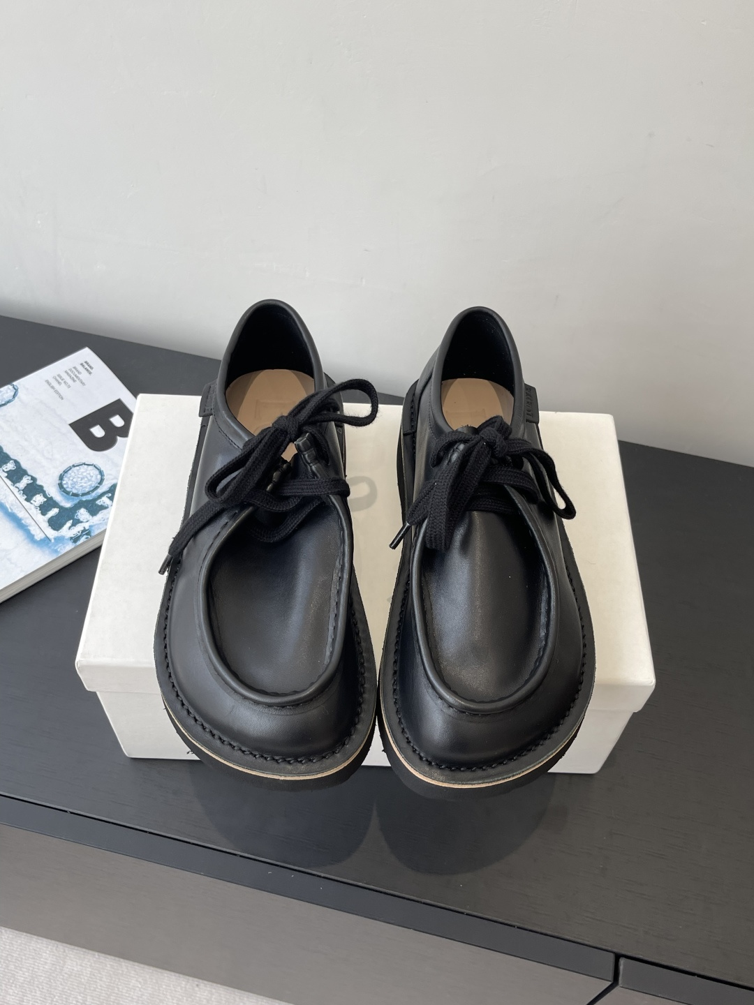 NO:489971,LOEWE 25ss autumn and winter new loafers new product strength is coming, round toe toe is cute, one shoe and two wear, heel can be stepped on as a British drag, super easy to match, soft and glutinous on the feet, super invincible and comfortable fabric, imported cowhide/suede, inner sheepskin, ultra light foaming sole, size 35-40 (40 customized), loafers, loewe, loewe, loafers, cowhide, sheepskin, chamois leather19860909LOEWE 罗意威 25ss秋冬新款 乐福鞋 新品 实力来袭 圆头圆脑的鞋头可可爱爱 一鞋两穿 后跟可踩下当英伦拖 超好搭配 上脚软软糯糯 超级无敌舒适 面料 进口牛皮/麂皮 内里羊皮 超轻发泡大底 码数35-40（40 订做）,乐福鞋,loewe,loewe,loafers,cowhide,sheepskin,chamois leather,Women's Shoes