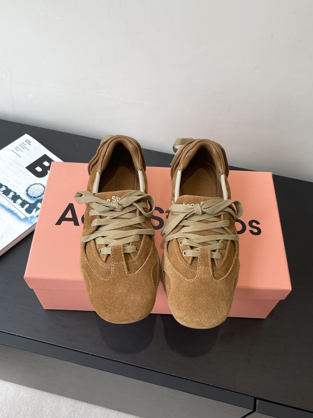 NO:489968,Acne Studios New Ballet Sports Shoes Acne Studios combines sports shoes with the current popular ballet shoes elements to launch ballet sneakers for the first time. The whole pair of shoes also refers to the pointe shoes that ballerinas really wear. Create the strap design in the first half. There are also cross straps on the heel. Boat-shaped shoe body, narrow last, etc. They are somewhat similar to pointe shoes. The upper is made of patterned leather. There are exquisite decorative straps at the back of the shoe. Paired with seamless rubber soles, it is a pair of flat shoes that combine romance and street feel. Size 35-40 (customized for 40), casual shoes/sports, acne studios, dior, flats, sneakers19860909Acne Studios 新款芭蕾舞运动鞋 Acne Studios将运动鞋与当下热门的芭蕾舞鞋元素结合首次推出芭蕾舞运动鞋 整双鞋也参考了芭蕾舞女演员真实穿的足尖鞋 打造前半段的绑带设计 脚后跟的地方也有交叉绑带 船型鞋身、窄长楦头等等 都和足尖鞋有几分相似 鞋面采用带有纹路的饰面皮革制成 鞋后方还有精致的装饰性绑带 搭配无缝橡胶鞋底 是一双兼具浪漫与街头感的平底鞋 码数35-40（40定做）,休闲鞋/运动鞋,acne studios,dior,flats,sneakers,Women's Shoes