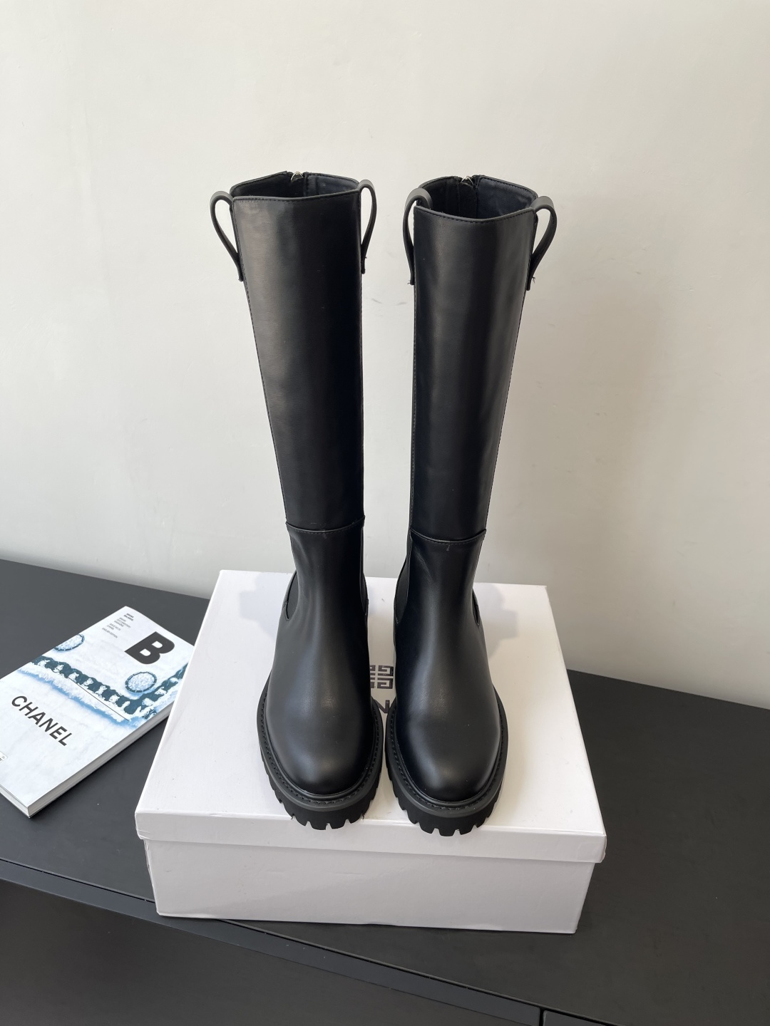 NO:491217,Givenchy 25ss New autumn and winter catwalk boots. The shoes are lightweight on the feet and the walking comfort is great. The standard design style is worthy of possession. The shoe shape is excellent. The very distinctive design sense. The recognition is very high. The leather is very soft and comfortable. Fabric cowhide inner cowhide size 35-41 (customized by 40 41), boots, given, given, given, boots, cowhide19860909Givenchy 纪梵希 25ss 新款秋冬走秀款长靴 鞋子上脚很轻便 走路舒适度都很赞 运用标设计风格值得拥有 鞋型韵味超赞 非常有特色的设计感 辨识度极高 皮质柔软舒适度极高 面料牛皮内里牛皮里 码数35-41（40 41定做）,靴子,givenchy,givenchy,boots,cowhide,Women's Shoes