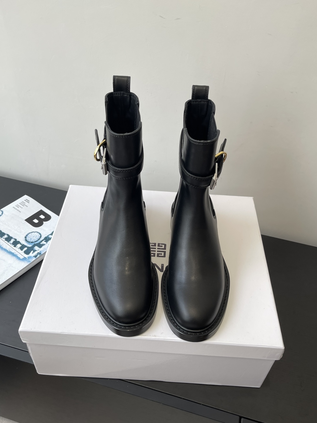 NO:491221,Givenchy 25ss New autumn and winter catwalk boots. The shoes are lightweight and the walking comfort is great. The standard design style is worthy of possession. The shoe shape is excellent. The very distinctive design sense. The recognition is very high. The leather is soft and comfortable. Fabric cowhide inner cowhide size 35-41 (customized by 40 41), boots, given, given, given, boots, cowhide19860909Givenchy 纪梵希 25ss 新款秋冬走秀款短靴 鞋子上脚很轻便 走路舒适度都很赞 运用标设计风格值得拥有 鞋型韵味超赞 非常有特色的设计感 辨识度极高 皮质柔软舒适度极高 面料牛皮内里牛皮里 码数35-41（40 41定做）,靴子,givenchy,givenchy,boots,cowhide,Women's Shoes