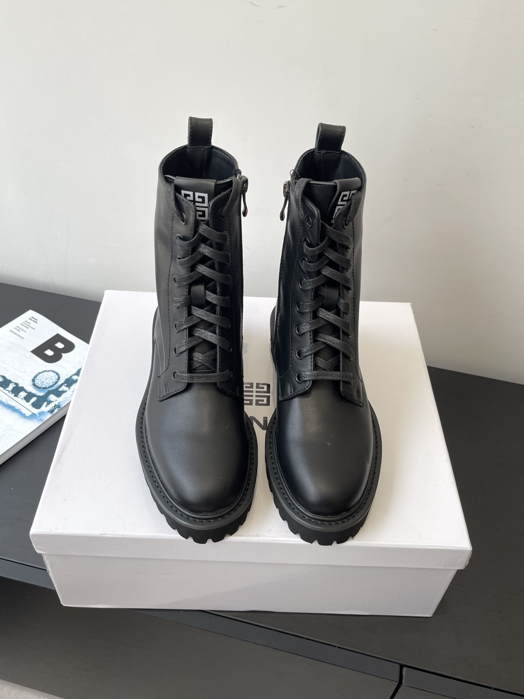 NO:491179,Givenchy 25ss New autumn and winter catwalk boots. The shoes are very light on the feet and the walking comfort is great. The standard design style is worthy of possession. The shoe shape is excellent. The very distinctive design sense. The recognition is very high. The leather is very soft and comfortable. Fabric cowhide inner cowhide size 35-41 (customized by 40 41), boots, given, given, given, boots, cowhide19860909Givenchy 纪梵希 25ss 新款秋冬走秀款长靴 鞋子上脚很轻便 走路舒适度都很赞 运用标设计风格值得拥有 鞋型韵味超赞 非常有特色的设计感 辨识度极高 皮质柔软舒适度极高 面料牛皮内里牛皮里 码数35-41（40 41定做）,靴子,givenchy,givenchy,boots,cowhide,Women's Shoes