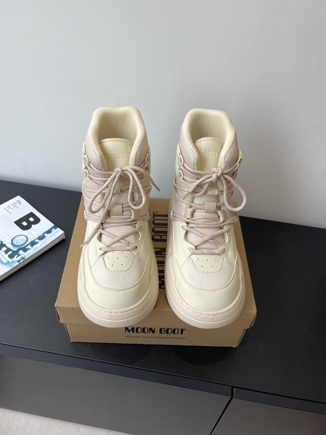 NO:491211,MOON BOOT Park series 2025ss autumn and winter new one-piece warm cotton shoes snow boots pragmatic shopping moonboot snow boots ultra-light foaming sole ugly and cute, look bulky, very light and comfortable to put on the feet. The classic moonboot style is really too daily, warm and everyday wear is both warm~ Fabric, top layer cowhide + imported cotton moon inner lining, silk cotton inner lining, foot pad silk cotton inner lining original thermoplastic rubber Size: 35-41 (40.41 custom made without return or exchange), snow boots, boots, cowhide19860909MOON BOOT Park系列 2025ss秋冬新款一脚蹬保暖棉鞋 雪地靴 实用主义购物一moonboot雪地靴 超轻发泡大底 丑萌丑萌的 看起来比较笨重 上脚非常轻便舒服 moonboot的经典款实在太日常了 保暖且日常穿搭两不误～ 面料 头层牛皮+进口棉纶 内里 丝绵内胆 垫脚 丝绵内胆原版热塑性橡胶 码数: 35-41（40.41定做不退换）,雪地靴,boots,cowhide,Women's Shoes