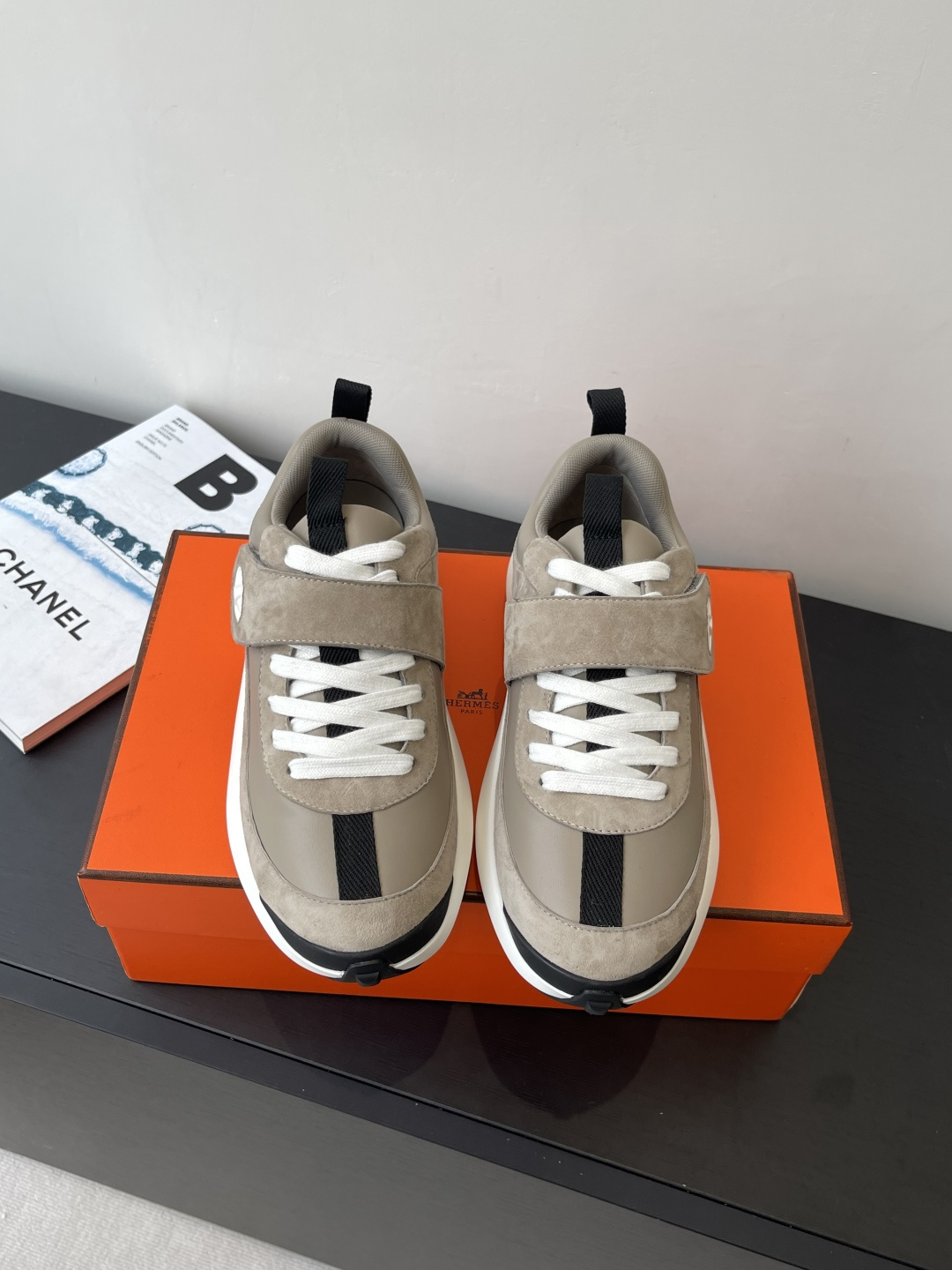 NO:491202,Women's model Hermes 25ss new thick-soled sneakers couple's model is imported cowhide imported suede hollow sports fashion upper full circle head layer calfskin without breakage atmospheric luxury Customized HERMES double lifting design Outsole adopts foam shock absorbing midsole + TPU film double-layer combination Casual sports Fashion and versatile Super comfortable on foot Size 35-45 (female 40, male 45 customized non-return and exchange), casual shoes/sports shoes, hermes, hermes, sneakers, cowhide, chamois leather19860909女款 男款 Hermes 爱马仕 25ss新款 厚底运动鞋 情侣款 采用进口牛皮 进口麂皮镂空 运动时尚鞋面整圈头层小牛皮无断接大气奢华 定制HERMES 双提环设计 大底采用发泡减震中底+TPU底片双层组合 休闲运动 时尚百搭 上脚超级舒适 码数35-45（女40 男45 定做不退换）,休闲鞋/运动鞋,hermes,hermes,sneakers,cowhide,chamois leather,Women's Shoes