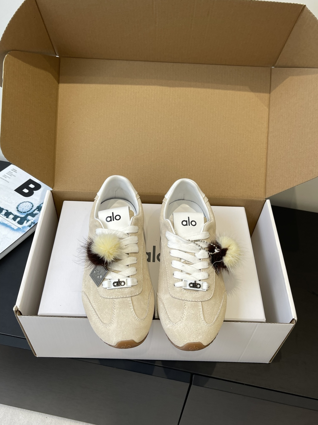 NO:491207,Women's men's (accessories 20) alo latest popular Sunset series casual sports shoes Forrest Gump shoes This Sunset sports shoes understand girls better than Nike. They are super versatile and super comfortable. They are not heavy at all. Very lightweight. The socks are better matched. The legs are increased and thin. The original Niujing inner sheepskin original molded rubber sole. Hardware listing/mink hair decoration. Size 35-45 (female 40, men 45 customized), casual shoes/sneakers, sheepskin19860909女款男款（配饰20） alo最新爆款Sunset系列 休闲 运动鞋 阿甘鞋 这款Sunset 运动鞋 比耐克更懂女生 上脚超级百搭 而且超级舒适 上脚一点都不沉重 非常轻便 套上袜套搭配更好看 上脚增高显腿细 面料原版牛京 内里羊皮 原版开模橡胶大底 五金挂牌/貂毛装饰 码数35-45(女40 男45定做）,休闲鞋/运动鞋,sneakers,sheepskin,Women's Shoes