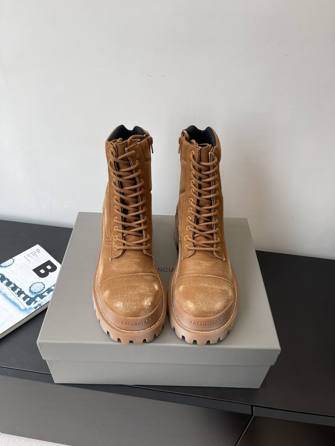 NO:494792,Men's BALENCIAGA STOMPER short boots 2025 latest winter model Purchase original development Large sole open mold Antique and old craftsmanship effect tooling lace boots Round toe naked boots Side zipper thick men's sole boots Serrated original foamed sole Original fabric original weaving Clothing Clothing Clothing Liquid Cowhide Size 39-46 (46 custom made without return or exchange), boots, balenciaga, balenciaga,tom ford, boots, cowhide19860909男款 BALENCIAGA 巴黎世家 STOMPER短靴 2025冬季最新爆单款 购入原版开发 大底开模 仿古做旧工艺效果工装系带靴 圆头裸靴侧拉链厚男士底靴 锯齿性原版发泡大底 面料原版织布 垫脚牛皮 里布牛皮 码数39-46（46定做不退换）,靴子,balenciaga,balenciaga,tom ford,boots,cowhide,Women's Shoes