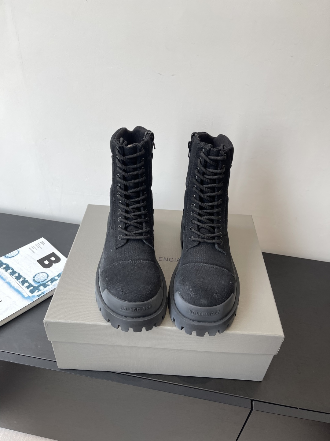 NO:494797,Couple model BALENCIAGA STOMPER short boots 2025 latest winter model Purchase original development Large sole molding Antique and old craftsmanship effect tooling lace boots Round toe naked boots side zipper thick men's sole boots serrated original foamed sole fabric original weaving fabric footbed cowhide lining cowhide Size 35-46 (female 40, male 46 customized for return and exchange), boots, balenciaga, balenciaga,tom ford, boots, cowhide19860909情侣款 BALENCIAGA 巴黎世家 STOMPER短靴 2025冬季最新爆单款 购入原版开发 大底开模 仿古做旧工艺效果工装系带靴 圆头裸靴侧拉链厚男士底靴 锯齿性原版发泡大底 面料原版织布 垫脚牛皮 里布牛皮 码数35-46（女40 男46定做不退换）,靴子,balenciaga,balenciaga,tom ford,boots,cowhide,Women's Shoes