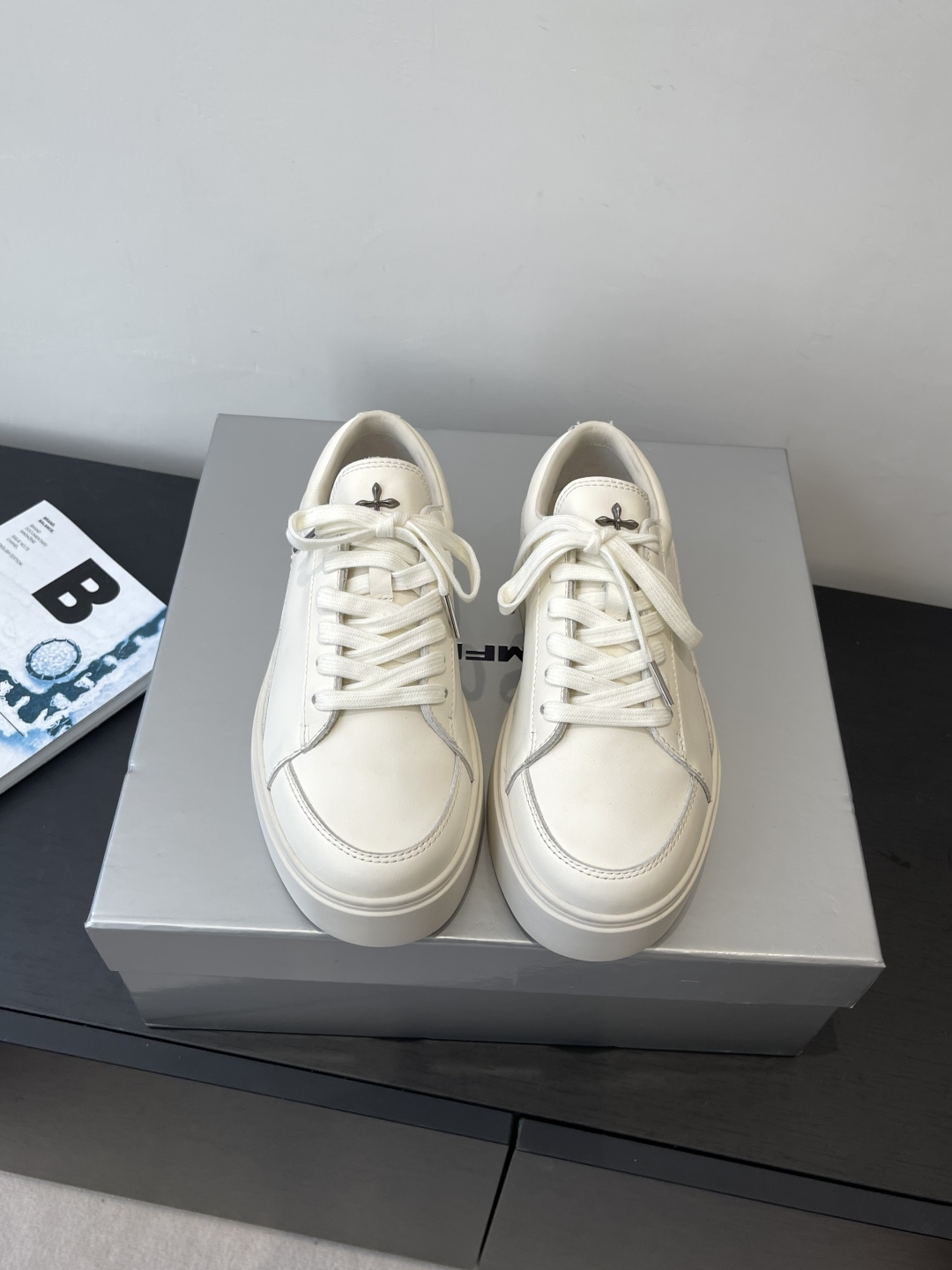 NO:495594,SMFK niche trendy brand 25ss new style, thick-soled lace-up casual single shoes, heart-warming at a glance, texture full, unrivalled, high-end on the feet, close your eyes to enter, one of the very fashionable items, many internet celebrity bloggers, celebrities wear SMFK sports shoes, they really get better and better. Super versatile. The fabric is made of original imported cowhide, inner sheepskin, original customized rubber outsole, size 35-40 (40 custom made, no return or exchange), boots casual shoes/sports shoes, boots, sneakers, cowhide, sheepskin19860909SMFK 小众潮牌 25ss新款 厚底系带 休闲 单鞋 一眼心动 质感拉满 上脚无敌增高 闭眼可入 非常时髦的单品之一超多网红博主 明星都穿SMFK的运动鞋 真的是越看越上头 超级百搭 面料采用原版进口牛皮 内里羊皮 原版定制橡胶大底 码数35-40（40定做不退换）,靴子休闲鞋/运动鞋,boots,sneakers,cowhide,sheepskin,Women's Shoes