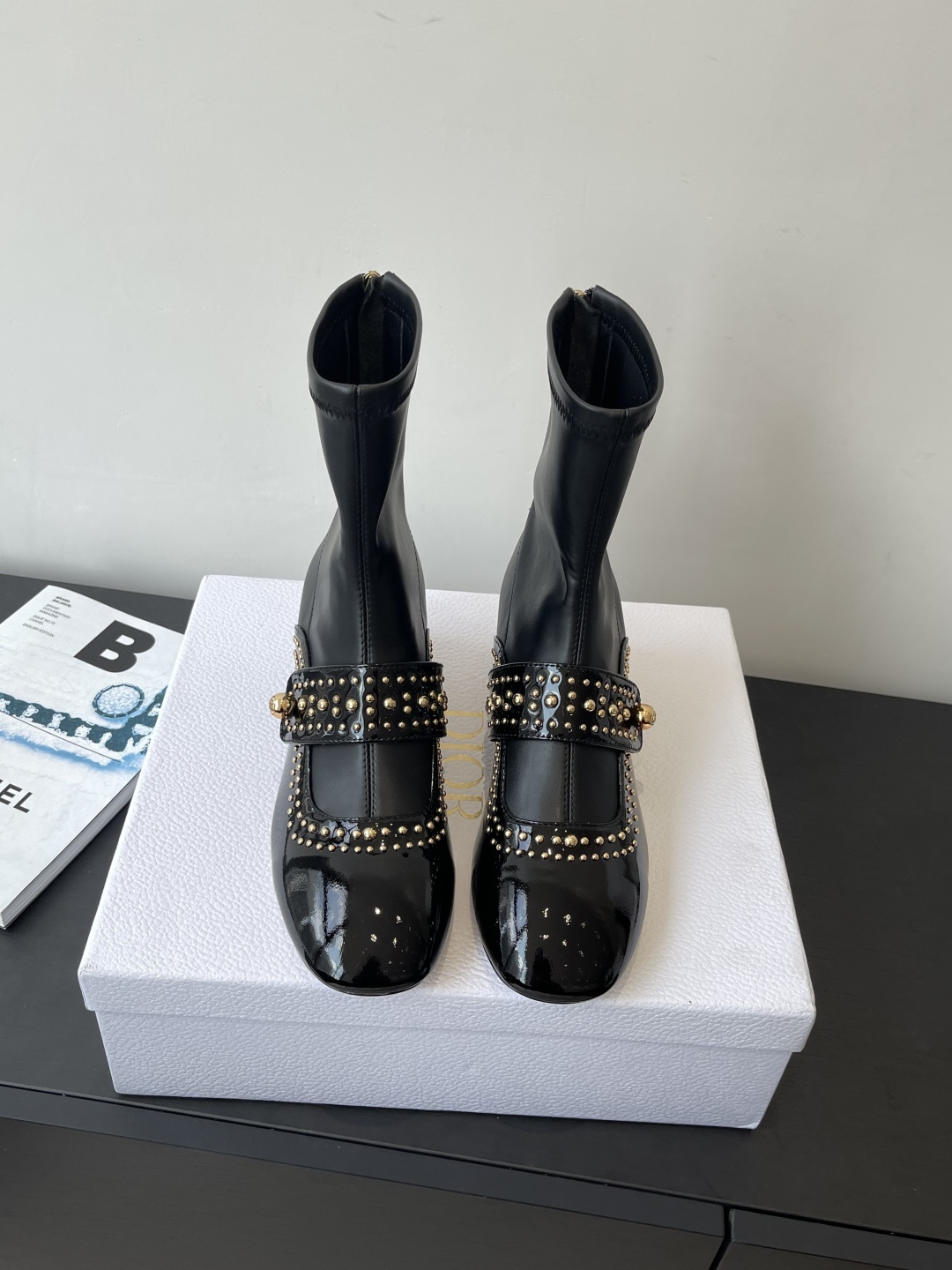 NO:495585,Dior new punk style rivet elastic boots in autumn and winter, same style as the star CD button letters LOgo hardware button square toe low heel short boots, top-level version on the market, material upper imported beef patent leather / water dyed sheepskin lining / Italian injection molded leather outsole Heel height 3.5cm Size 35-39 (40.41 42 custom made without return), boots, dior, dior, boots, sheepskin, Leather soles19860909Dior 迪奥 秋冬新款朋克风格铆钉弹力靴 明星同款CD扣字母LOgo五金扣方头低跟短靴 市面顶级版本 材质鞋面进口牛漆皮/水染羊皮内里/意大利注塑真皮大底 跟高3.5cm 码数35-39（40.41 42定做不退换）,靴子,dior,dior,boots,sheepskin,Leather soles,Women's Shoes