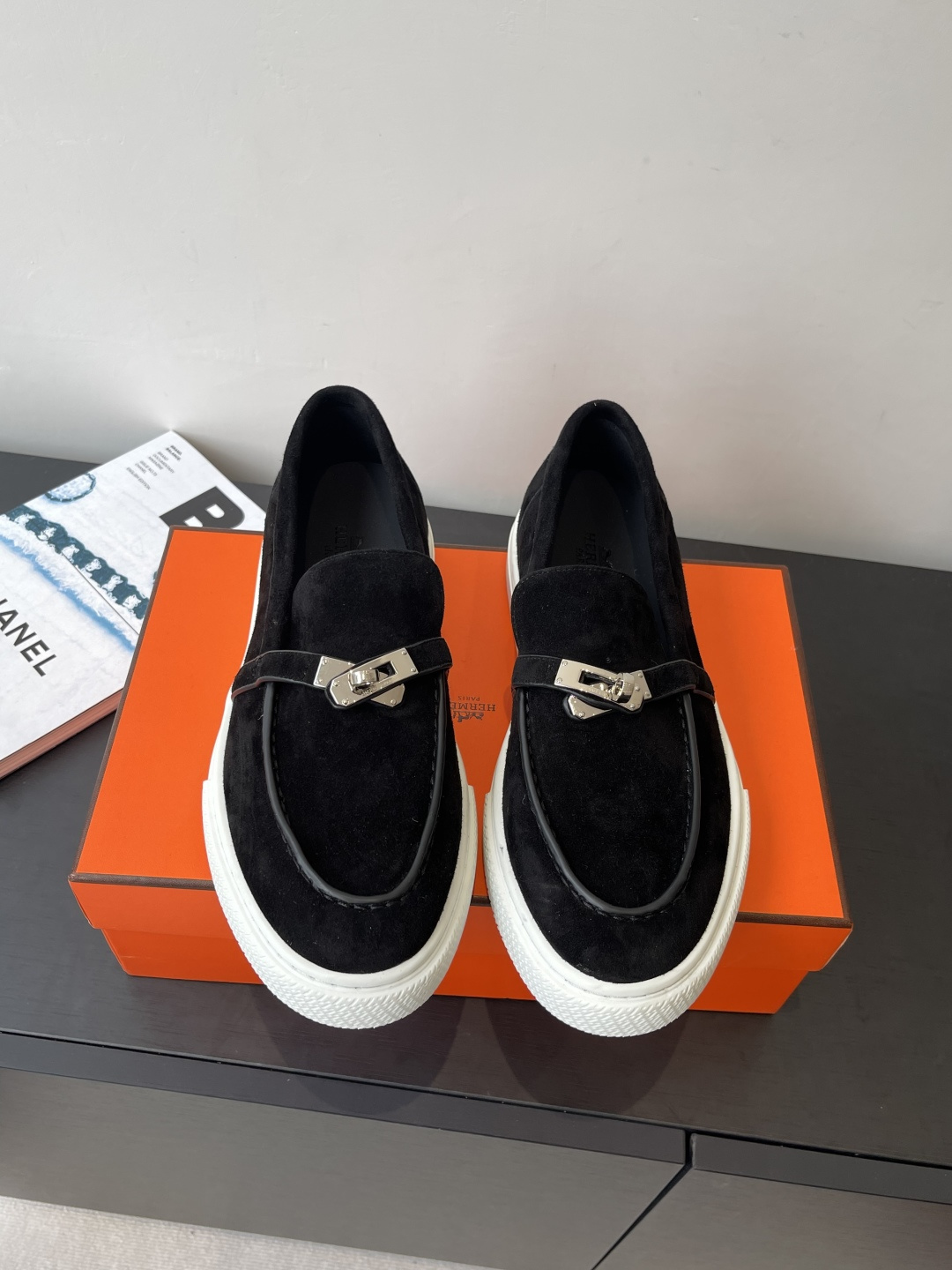 NO:497673,Women's Hermes Hermes New Kelly buckles Thick-soled loafers Synchronously counter new, every detail of the shoe is particularly attentive, quite eye-catching, elegant splicing elements highlight the outstanding temperament, classic style upgrade, exquisite color matching, add a casual atmosphere, invisibly better reflect the family design language, interspersed with exquisite lines, naturally outlined the fashionable outline, achieve visual impact effect, upper cowhide/suede material, inner lining, shelveskin, exclusive open mold sole, size 35-40, male 39-45 (female 41. male 46 customized, non-return and exchange), loafers, hermes, hermes, loafers, cowhide, sheepskin, chamois leather19860909女款男款Hermes爱马仕 新款Kelly扣 厚底乐福鞋 同步专柜上新 鞋子的每一个细节都特别用心 相当惹眼 雅致的拼接元素 凸显不俗的气质 经典版型升级 精致配色 增添休闲的气息 无形之中能够更好体现出家族式的设计语言 穿插精致的线条 自然的勾勒出时尚的轮廓 达到视觉上的冲击效果鞋面牛皮/麂皮材质 内里羊皮内里 独家开模大底 码数女35-40 男39-45（女41.男46定做不退换）,乐福鞋,hermes,hermes,loafers,cowhide,sheepskin,chamois leather,Women's Shoes