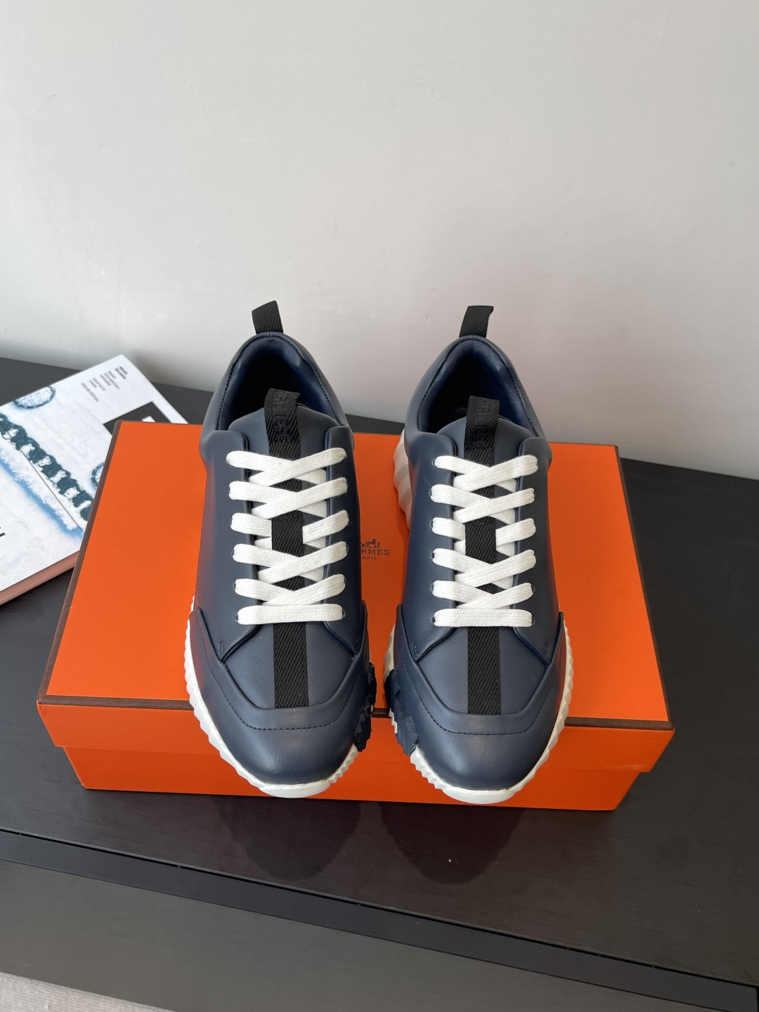 NO:512125,Top version for women and men Hermes Hermes H-H family classic couple style casual sneakers couple style casual shoes sports dad shoes combined with high-tech canvas and suede goatskin on the rubber sole are decorated with exaggerated 'H' letters. Italic design and bright colors show vitality. Continue brand design and inspiration for design. Walking through the city lightly and feel unrestrained and comfortable. Original material of the fabric is special fabric and beef reverse velvet. The inner breathable mesh cloth + water dyed beef lining. The large sole open mold TPU + rubber foam material. The bottom thickness is 3CM. The size is 35-46 (for women 40. men 45.46 custom-made non-return and exchange), casual shoes/sports shoes, hermes, hermes, sneakers, sheepskin, chamois leather19860909顶级版本 女男 Hermes 爱马仕H家经典情侣款 休闲运动鞋 情侣款休闲之履运动老爹鞋结合高科技帆布与麂皮山羊皮 在橡胶鞋底上饰以夸张“H”字母 斜体设计和鲜艳色彩展现活力 延续品牌设计灵感 轻盈漫步都市 感受无拘舒适 面料原版材质特殊布料和牛反绒 内里透气网布+水染牛里 大底开模TPU+橡胶发泡材质 底厚3CM 码数35-46（女40.男45.46定做不退换）,休闲鞋/运动鞋,hermes,hermes,sneakers,sheepskin,chamois leather,Women's Shoes