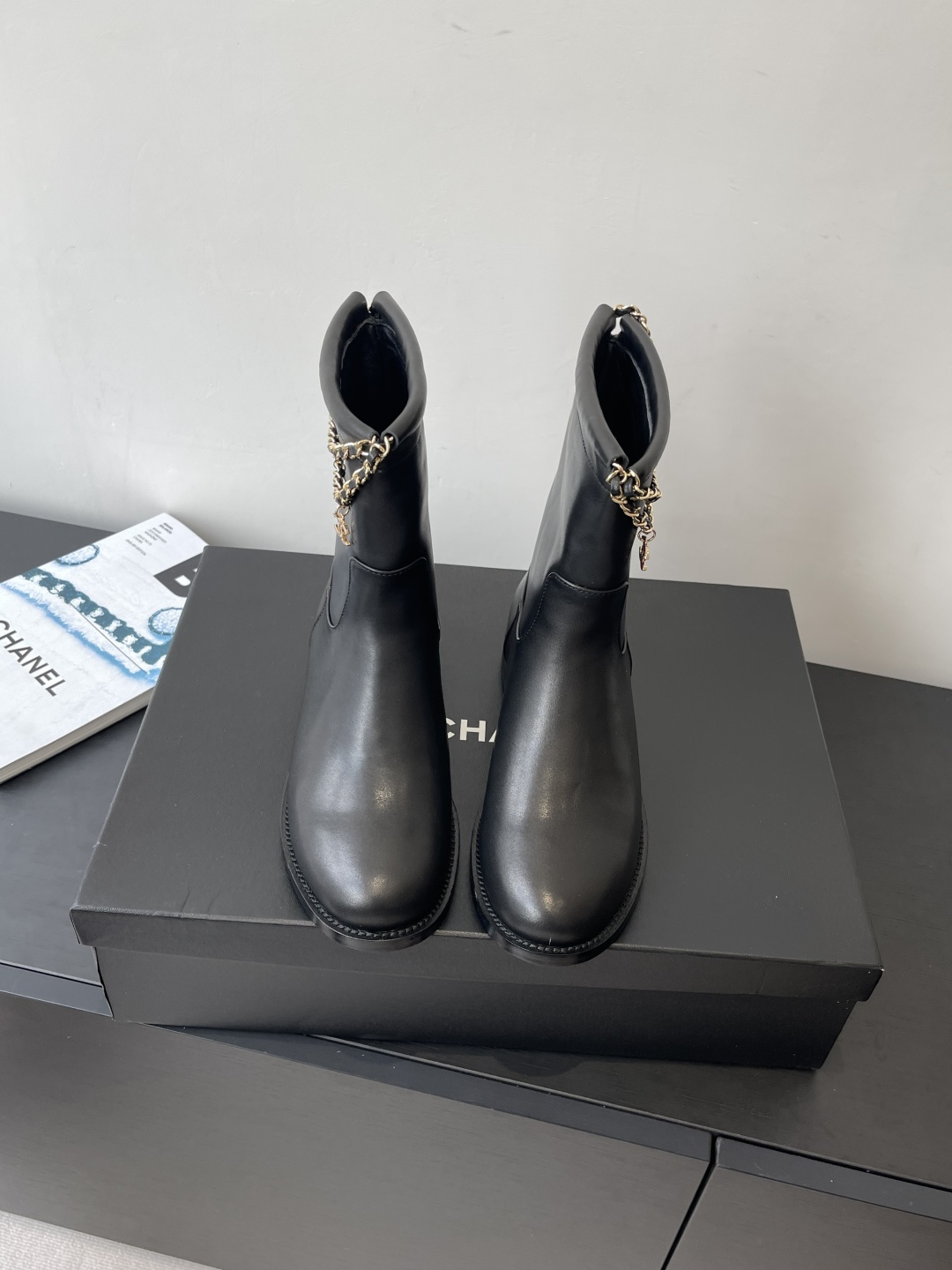 NO:534037,Chanel Chanel 25ss new chain knight boots, autumn and winter new style, Xiaohongshu strongly recommended style, fashion essentials, Chanel women love simple and irresistible, gold hardware buckle, matching shows a unique style of dressing, inner foot pads, water dyed cowhide, genuine leather soles, size: 35-41 (40.41. Custom made without return), boots, chanel, chanel, boots, cowhide, Leather soles19860909Chanel 香奈儿 25ss新款链条骑士靴 秋冬新款 小红书力推款 时髦精必备 香奈儿女士钟爱简约又难以抗拒系 金色五金扣 搭配展现与众不同的穿搭风格 内里垫脚水染牛皮 真皮大底 码数:35-41（40.41.定做不退换）,靴子,chanel,chanel,boots,cowhide,Leather soles,Women's Shoes